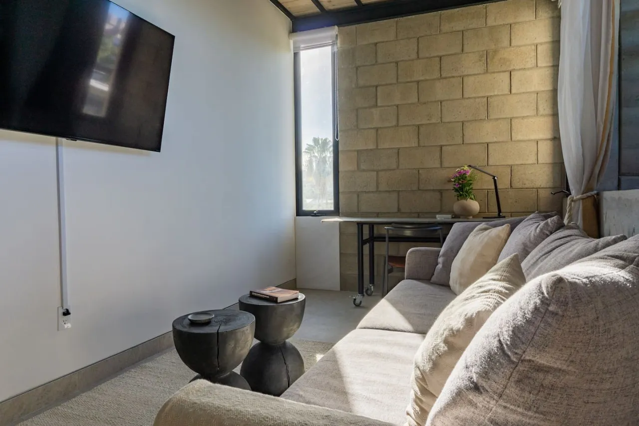 Living Room - Image 4