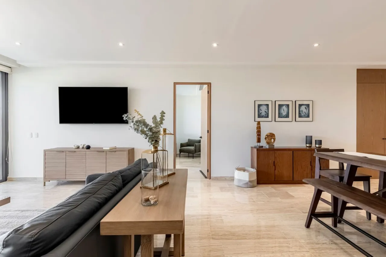 Living Room - Image 5