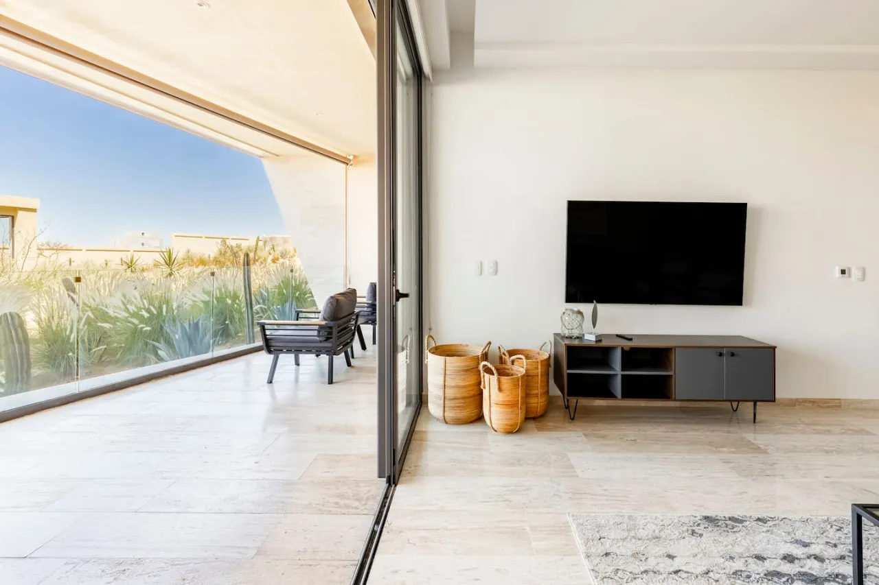 Living Room - Image 6