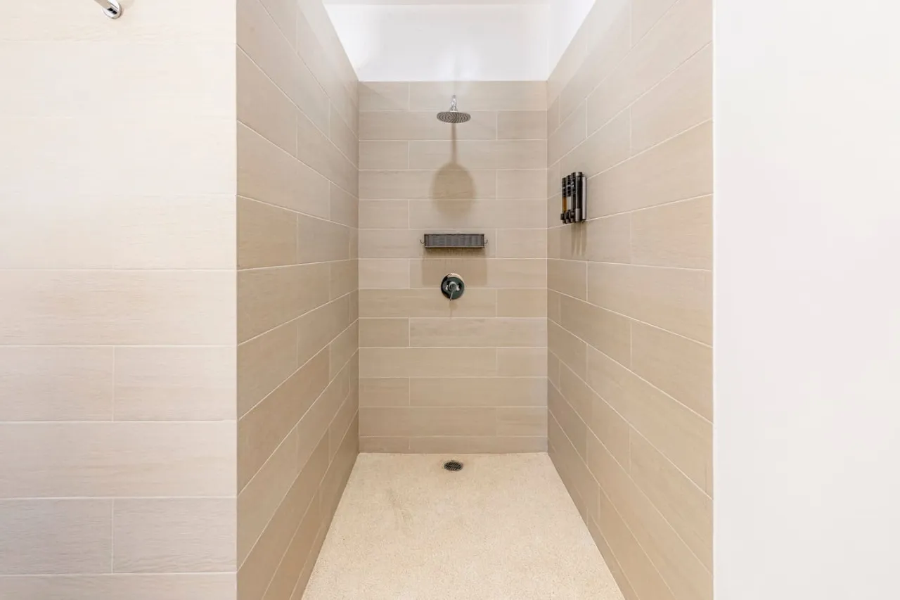 Bathroom 4 - Image 1