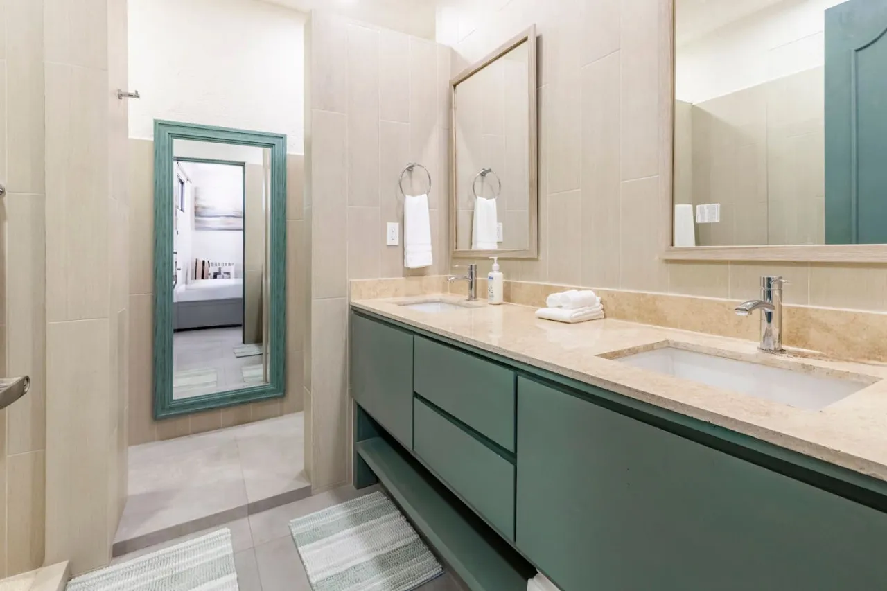 Bathroom 1 - Image 3