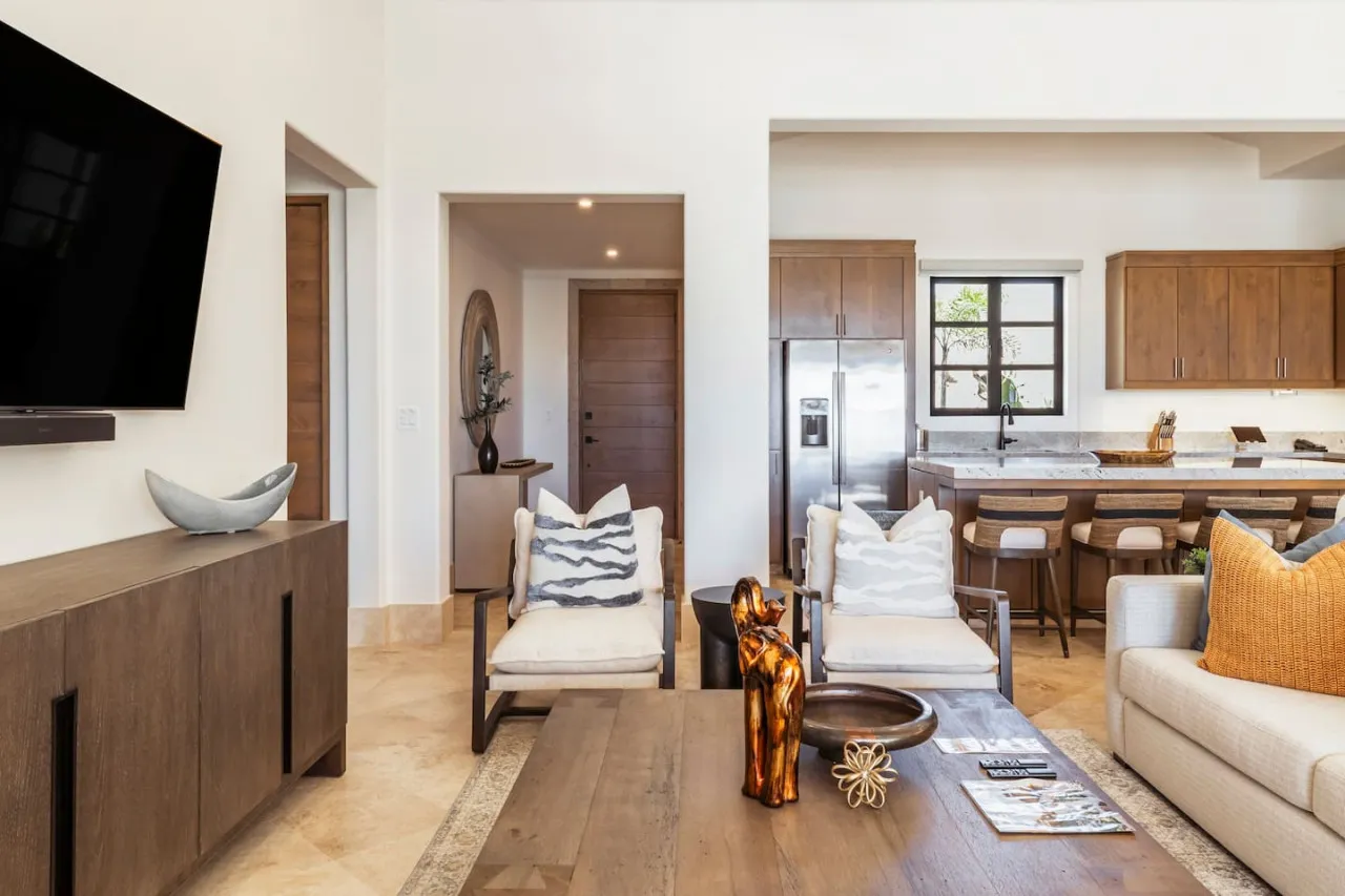 Living Room - Image 3