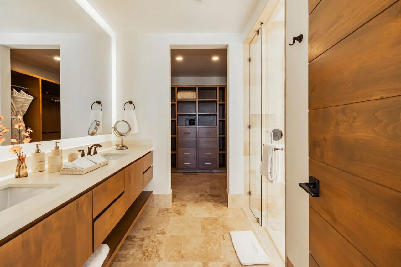 Bathroom 4 - Image 1