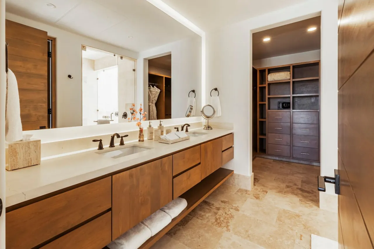 Bathroom 1 - Image 4