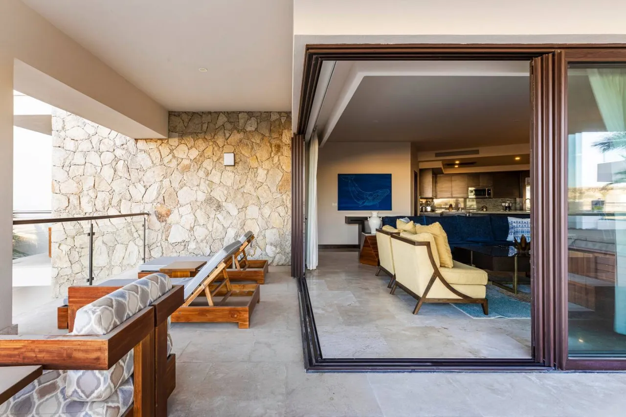 BEACHFRONT CONDO - HOT TUB