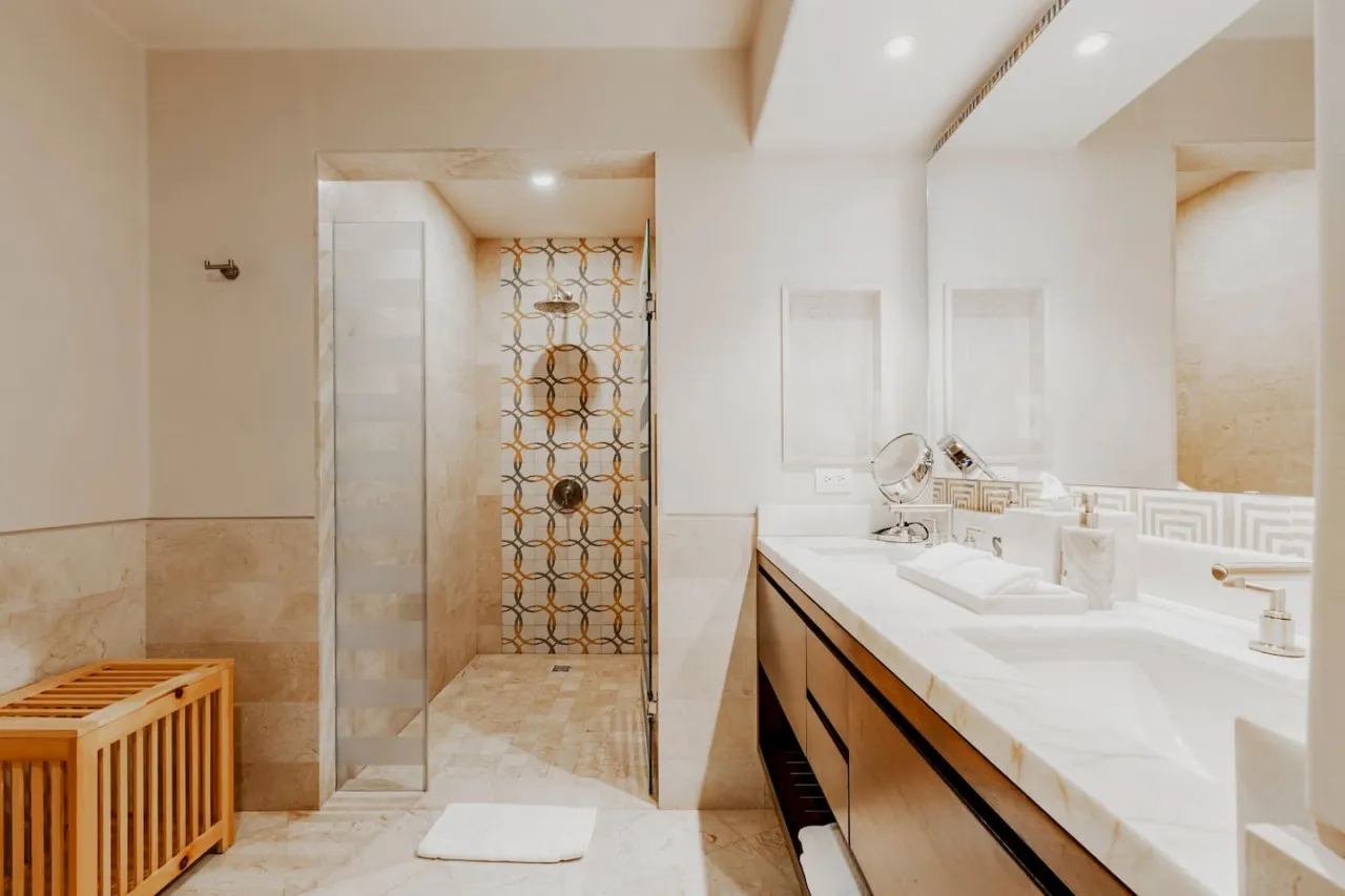 Bathroom 1 - Image 3