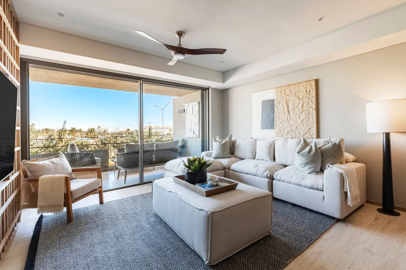 Living Room - Image 4