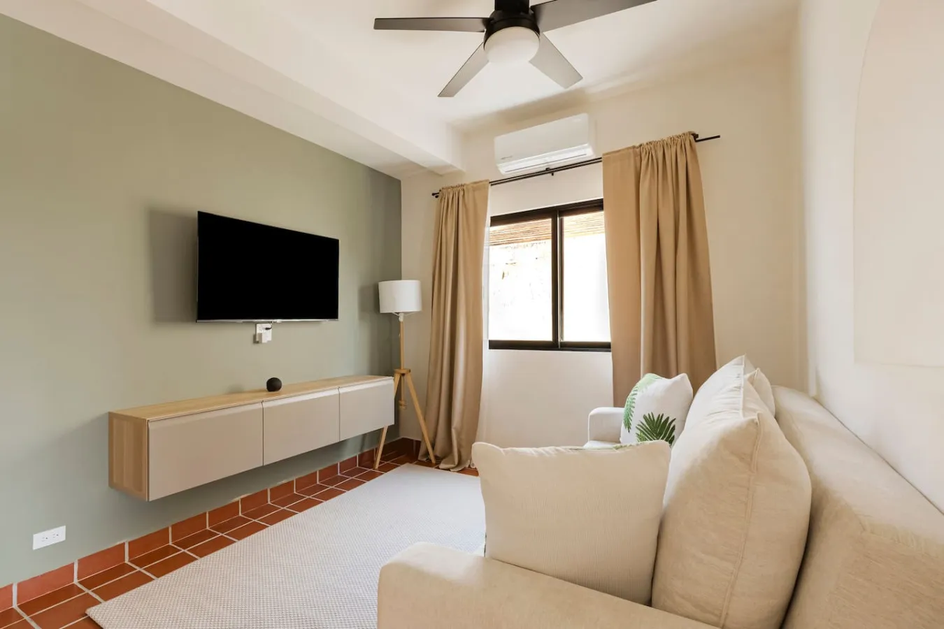 Living Room - Image 4