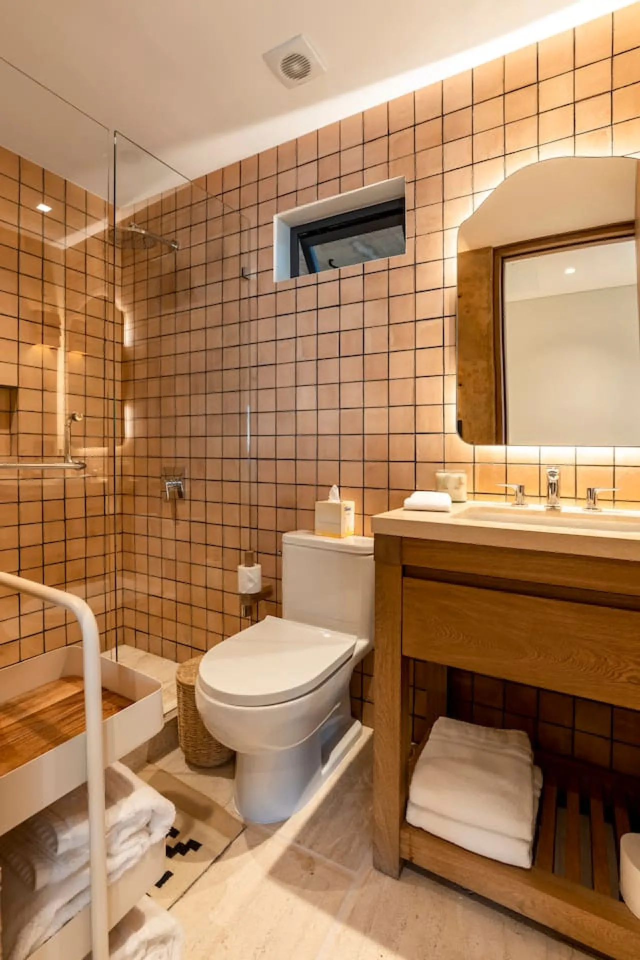 Bathroom 4 - Image 1