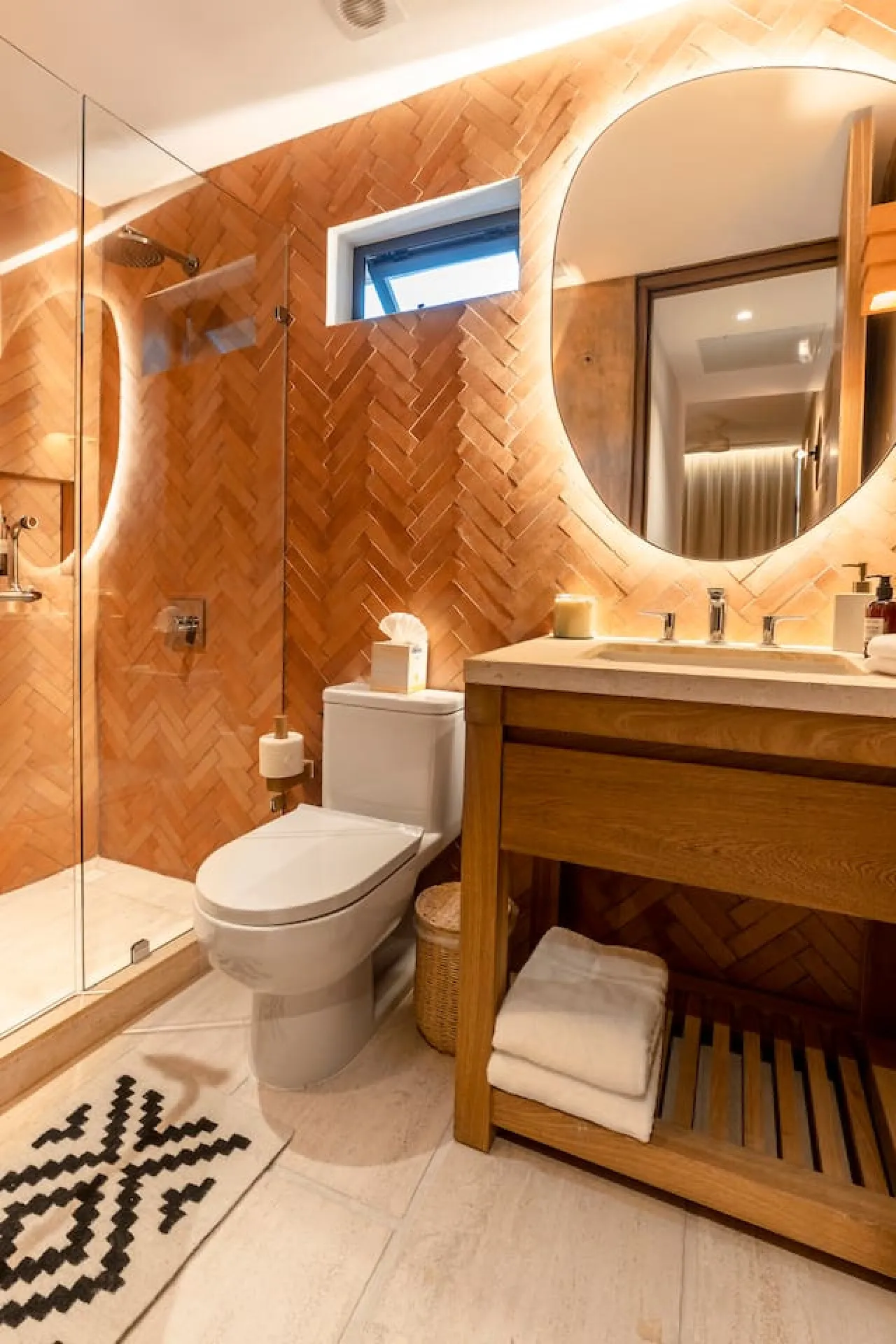 Bathroom 6 - Image 1