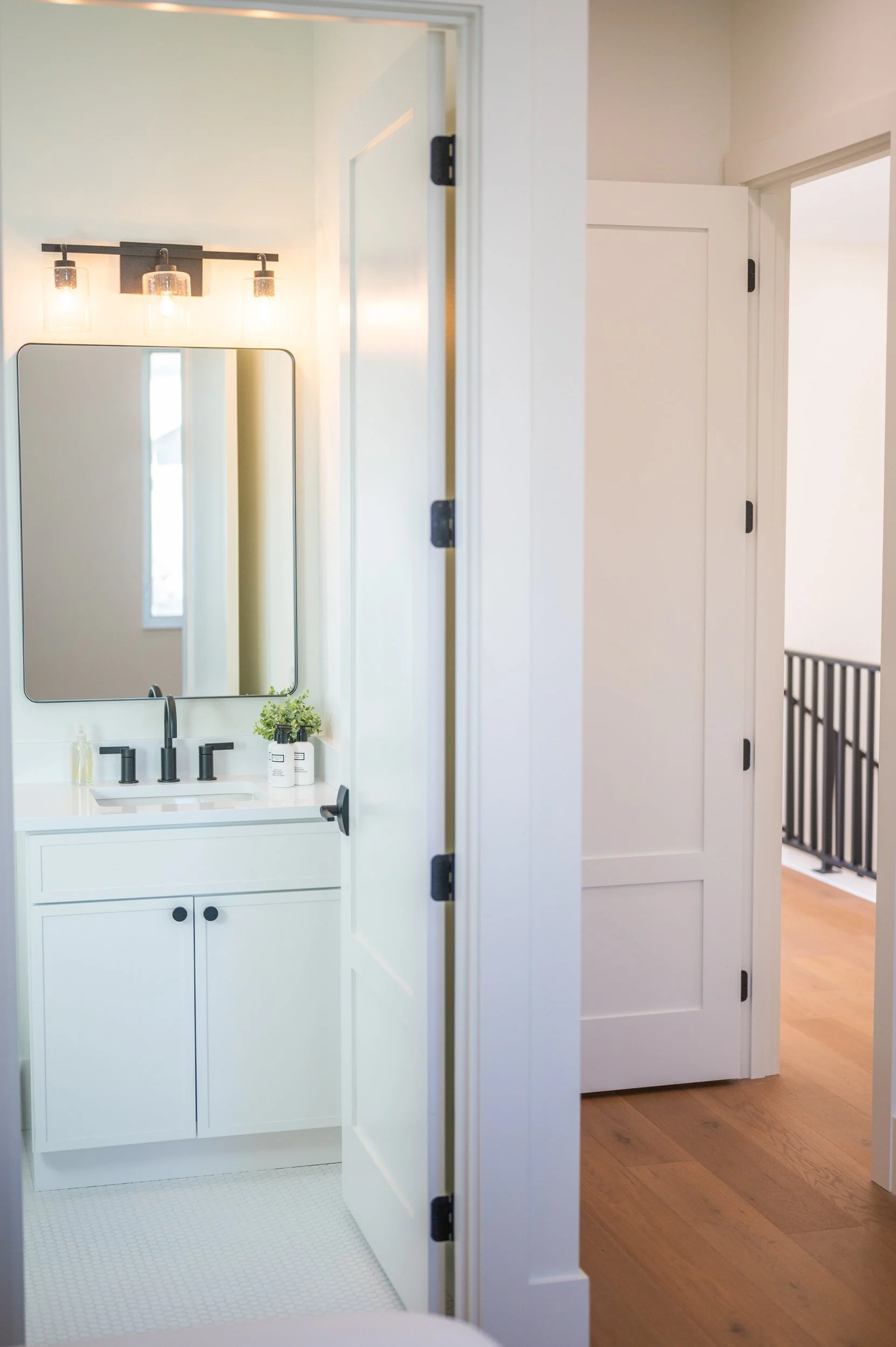 Bathroom 5 - Image 2