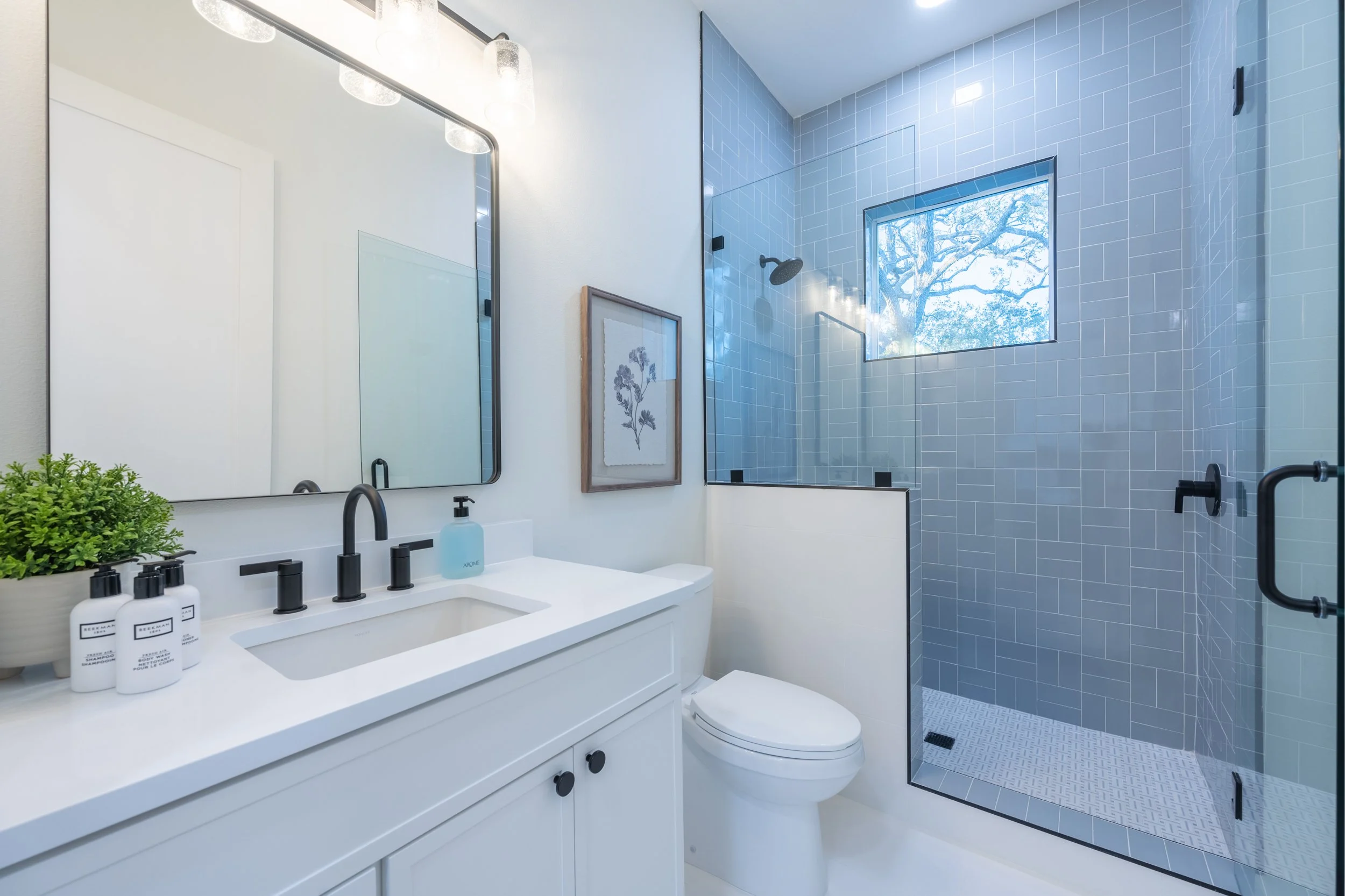 Bathroom 1 - Image 7