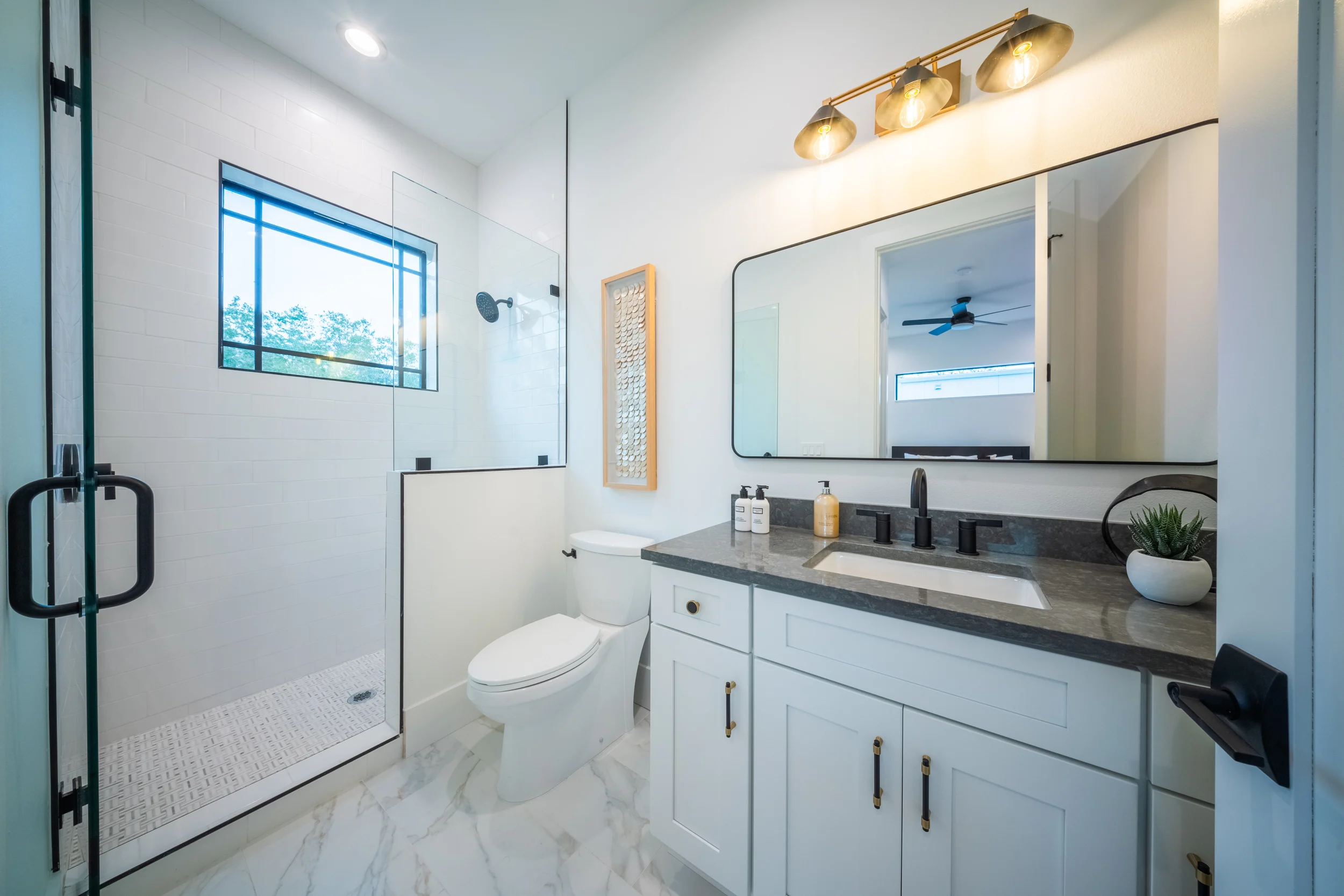 Bathroom 1 - Image 4