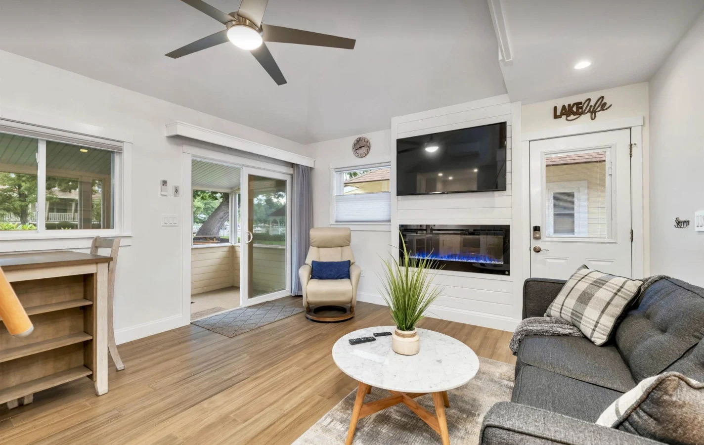 Living room - Image 2