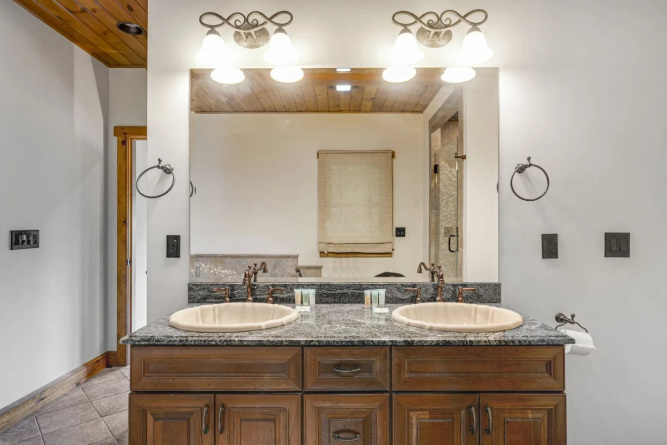 Bathroom 1 - Image 3