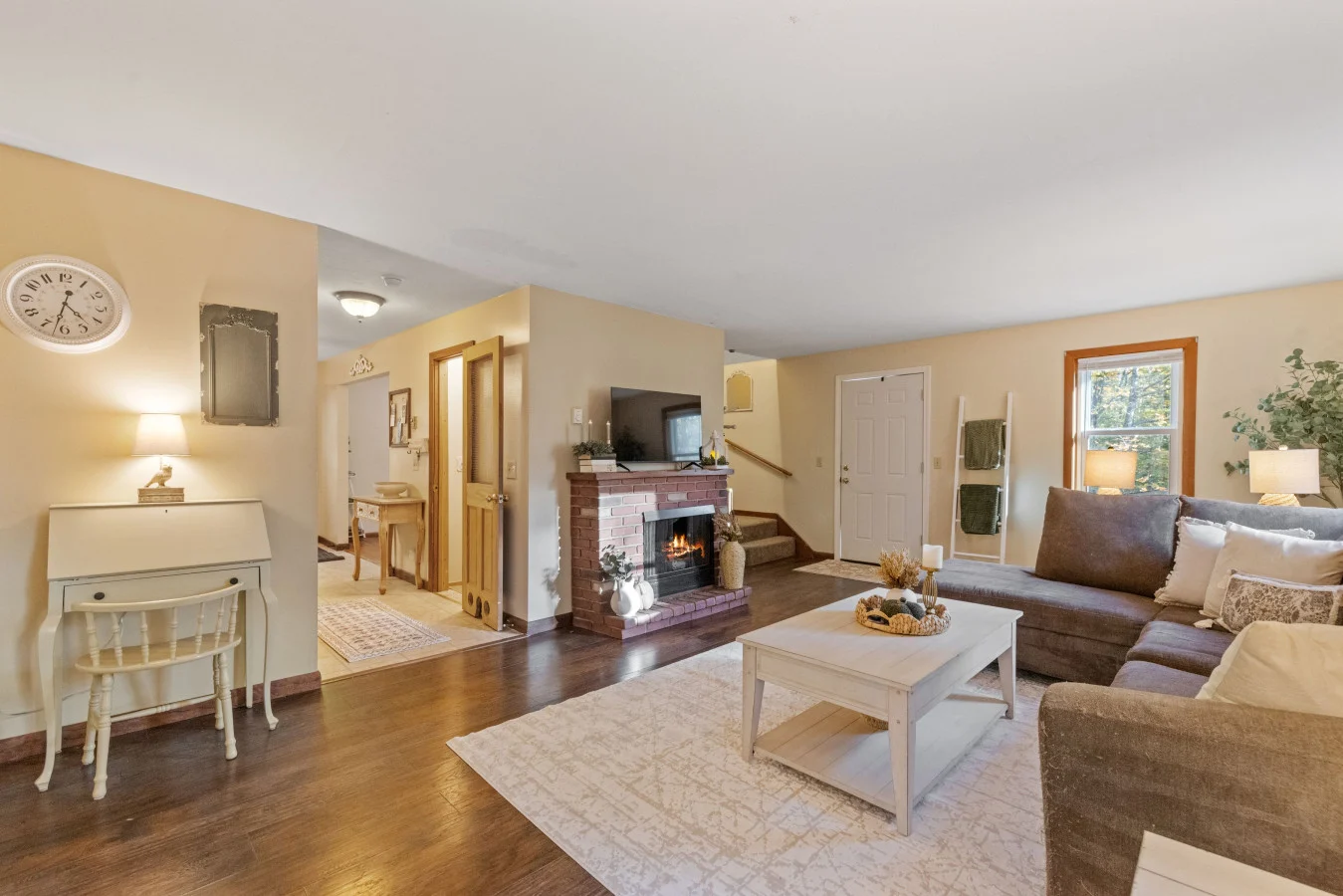 Living room - Image 2