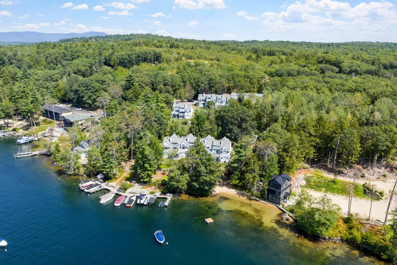 Lakeview Escape - Private Sandy Beach & Balcony Views