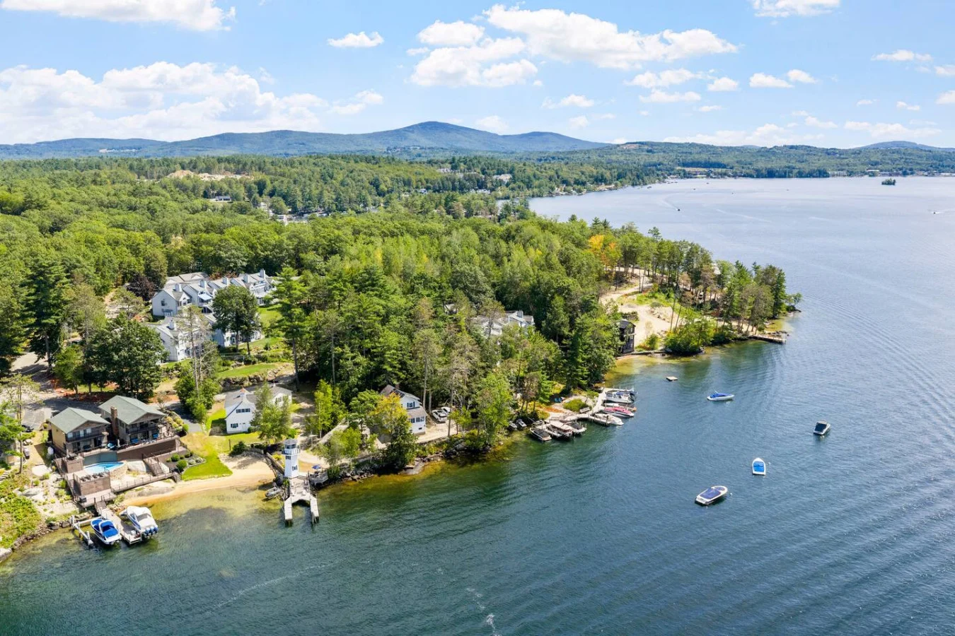 Lakeview Escape - Private Sandy Beach & Balcony Views