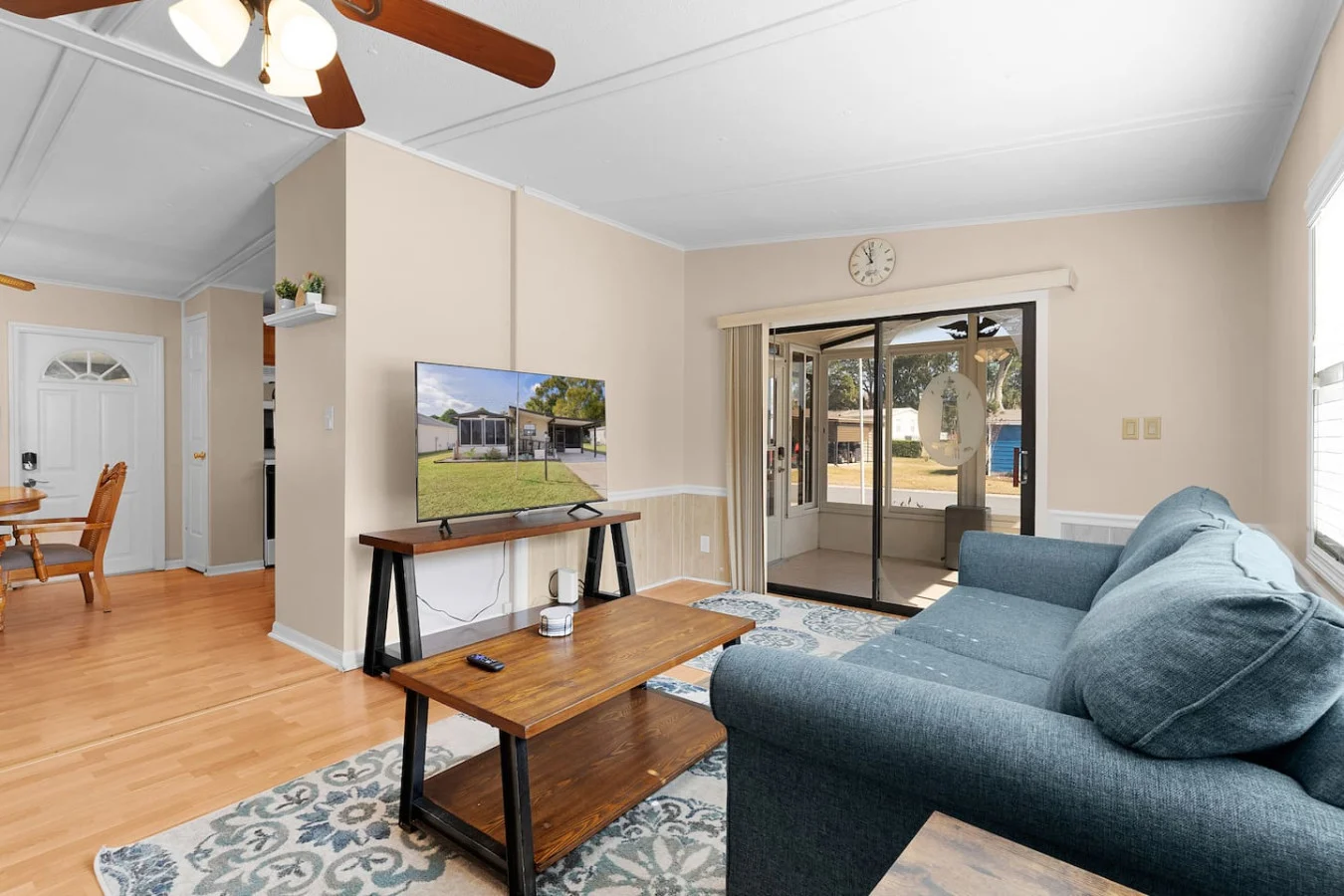 Living room - Image 2