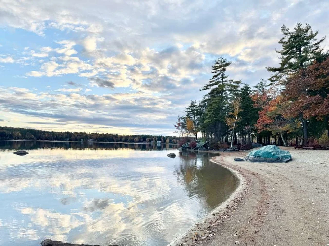 Suissevale Lake Retreat - Hot Tub, Beach and Games