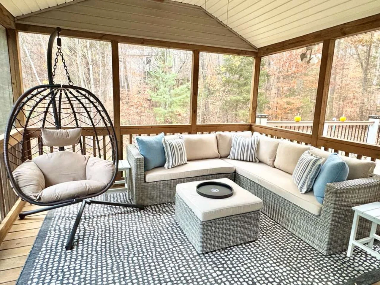 Suissevale Lake Retreat - Hot Tub, Beach and Games