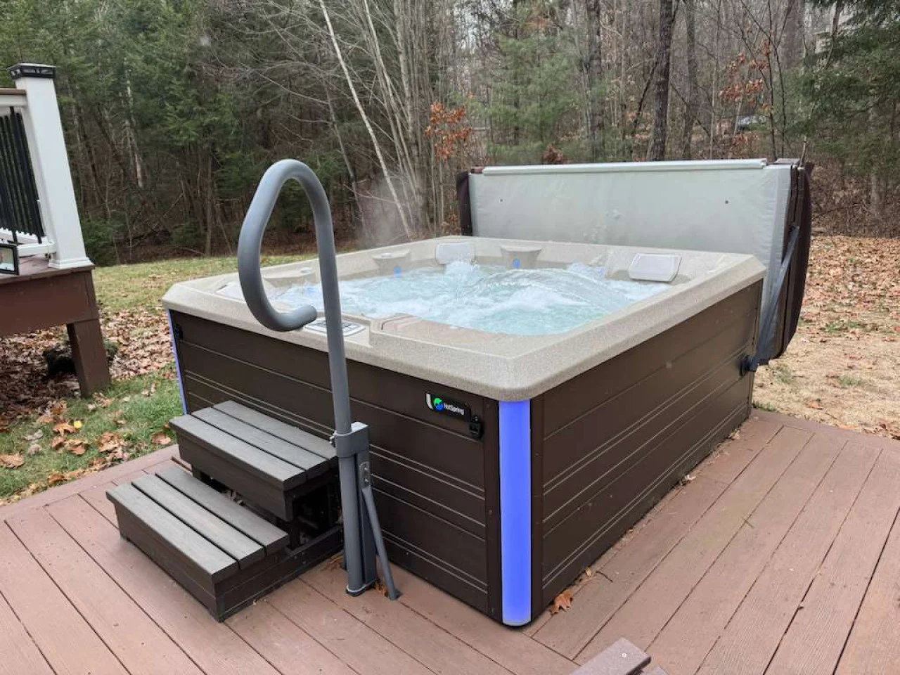 Suissevale Lake Retreat - Hot Tub, Beach and Games