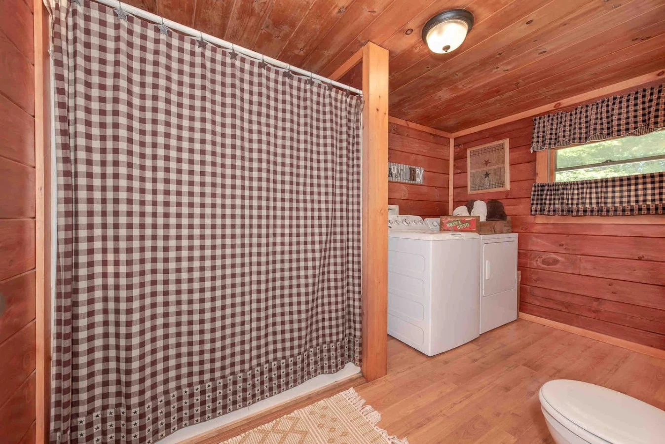 Bathroom 1 - Image 4