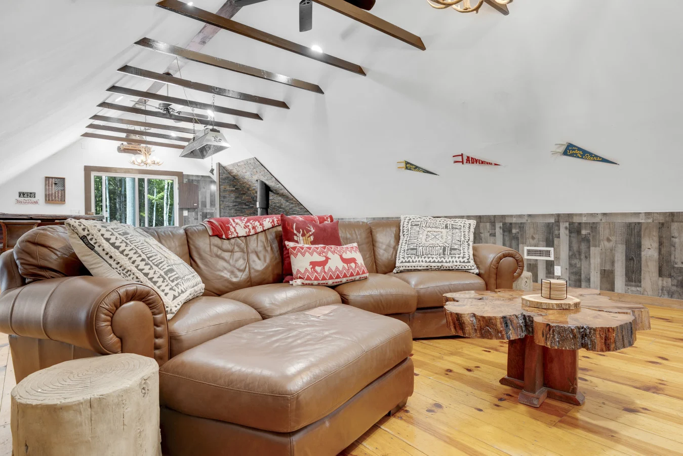 Rustic Lakehouse - Firepit & Funhouse