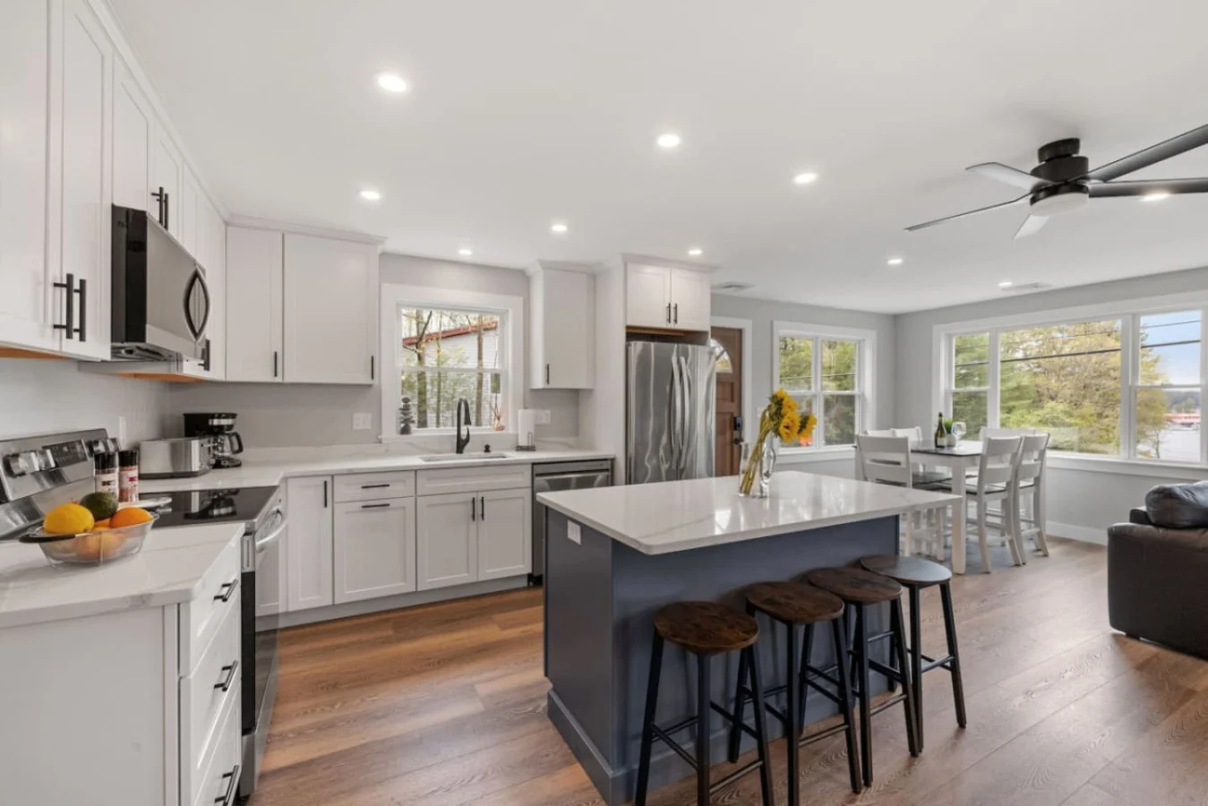 Walk to Glendale Marina, Firepit & Yard Games