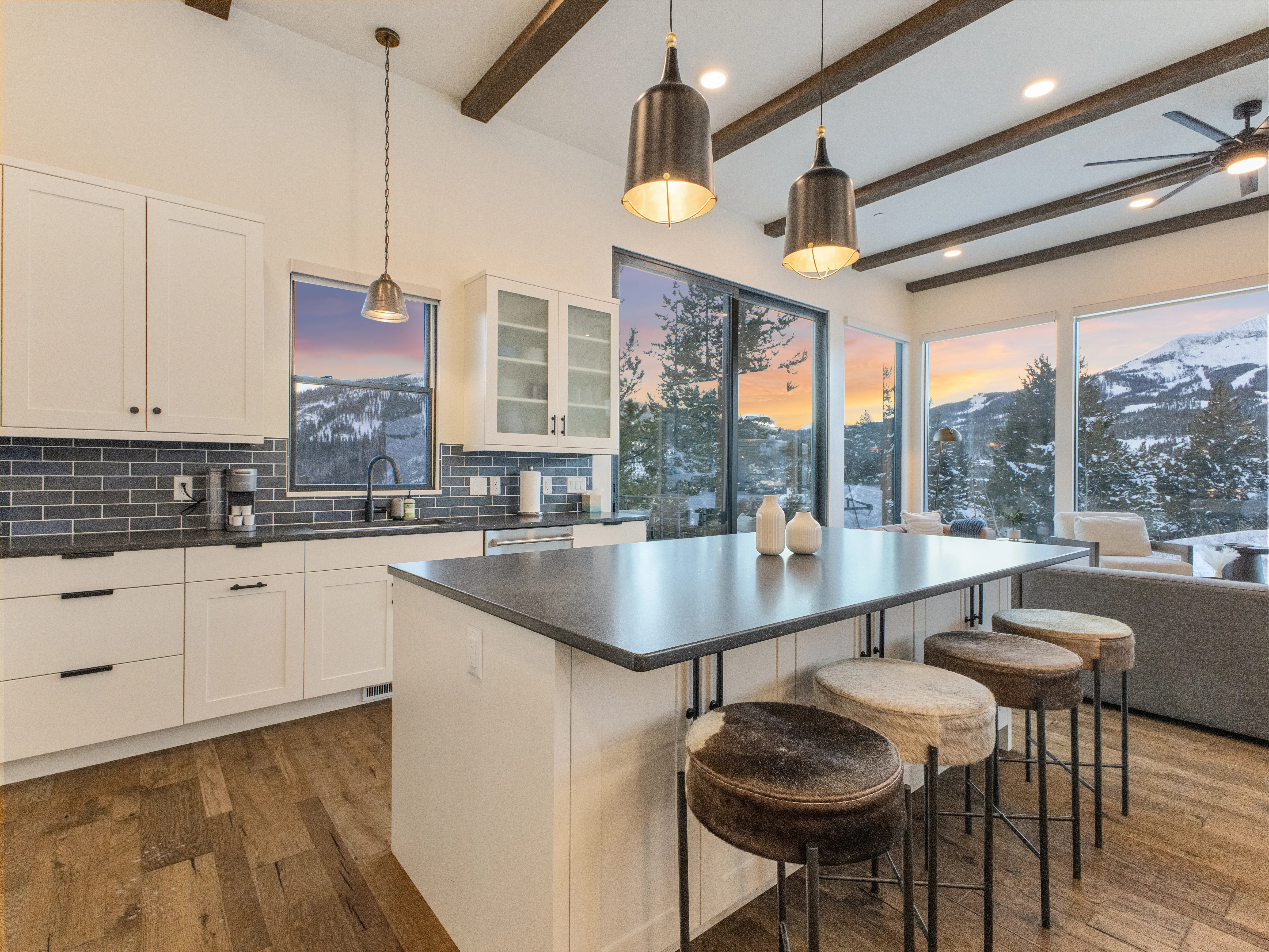 Skyline Harborfront Nook