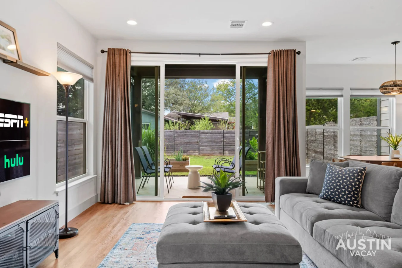 Living room - Image 2