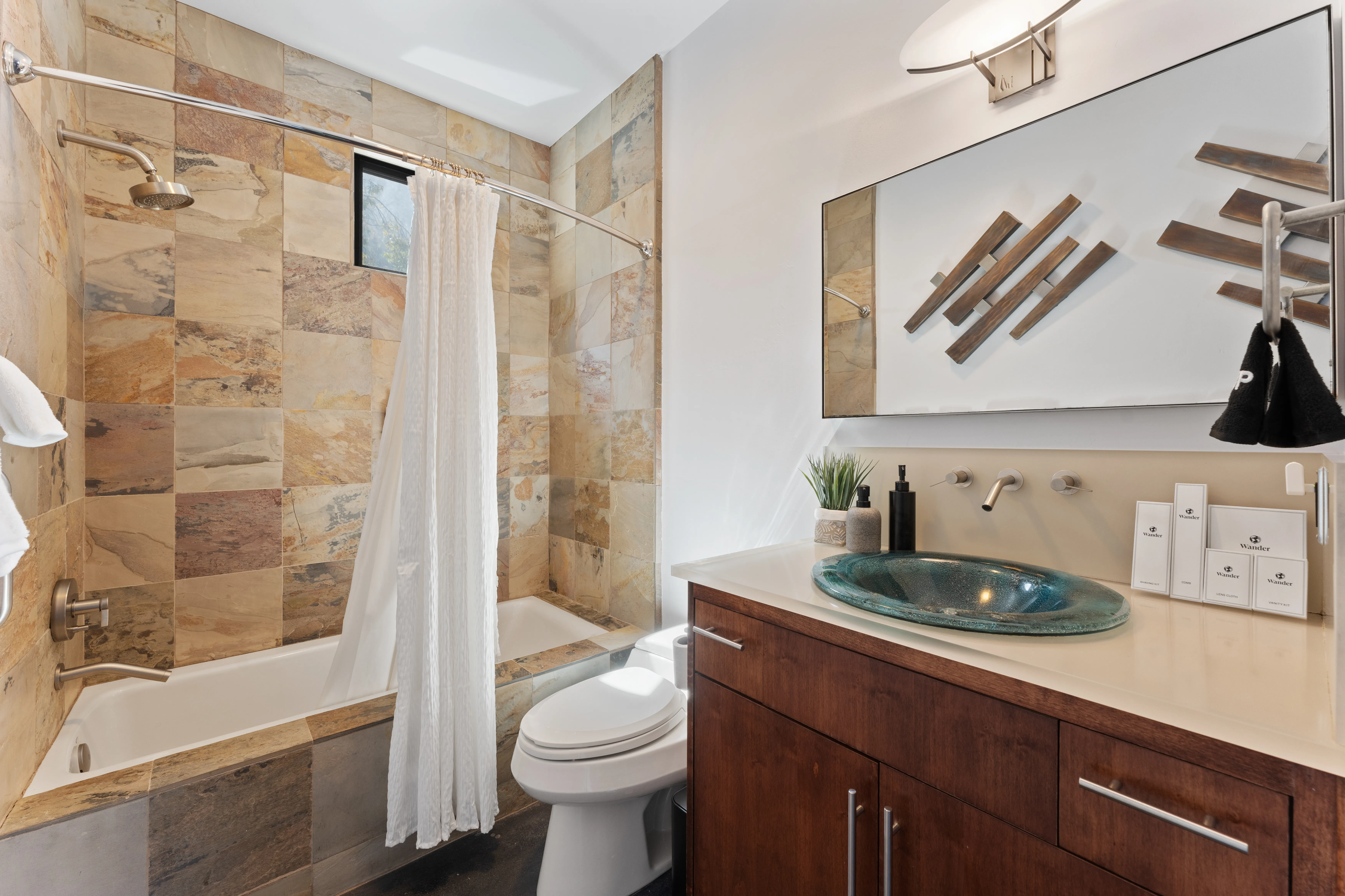 Bathroom 3 - Image 3