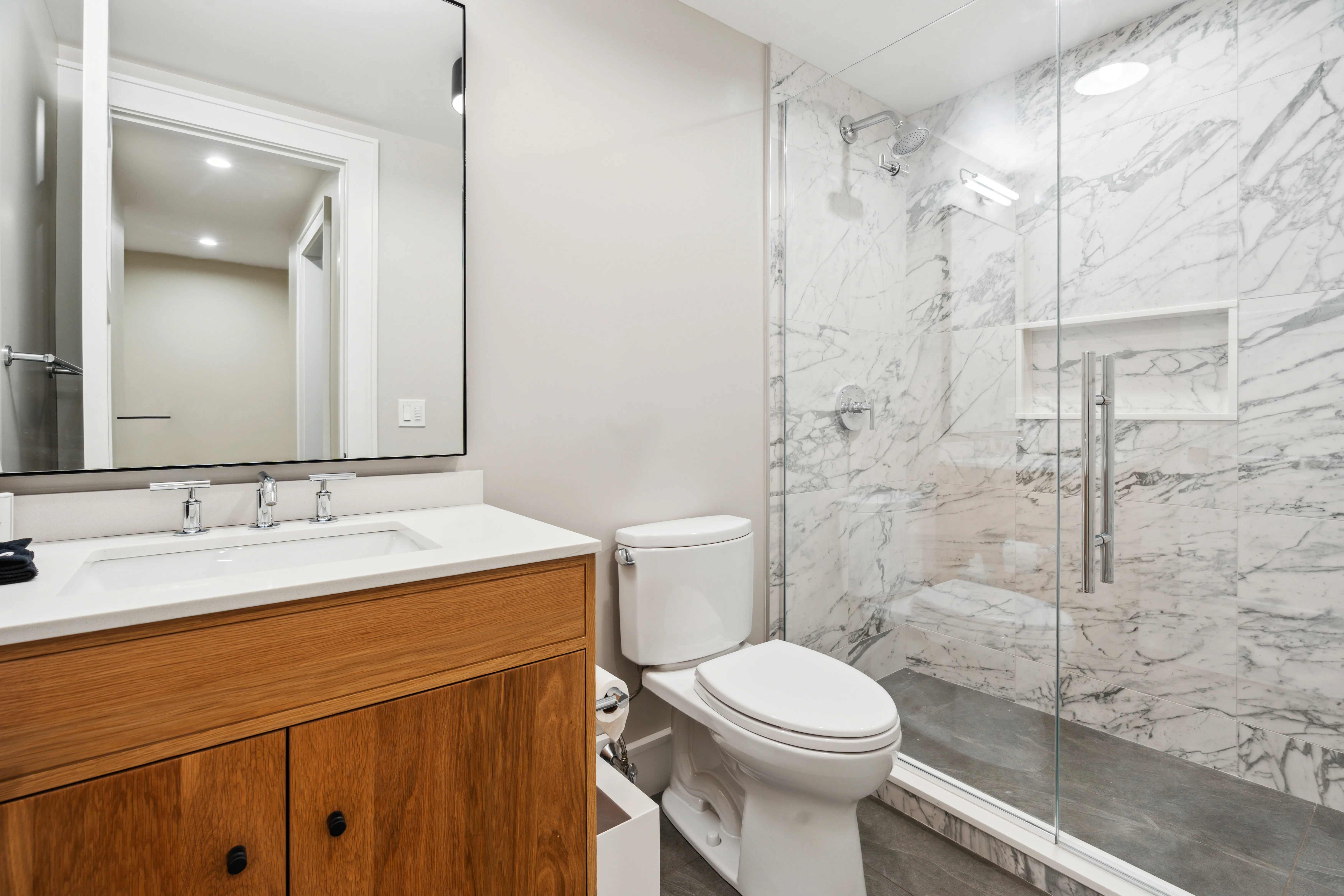 Bathroom 4 - Image 2