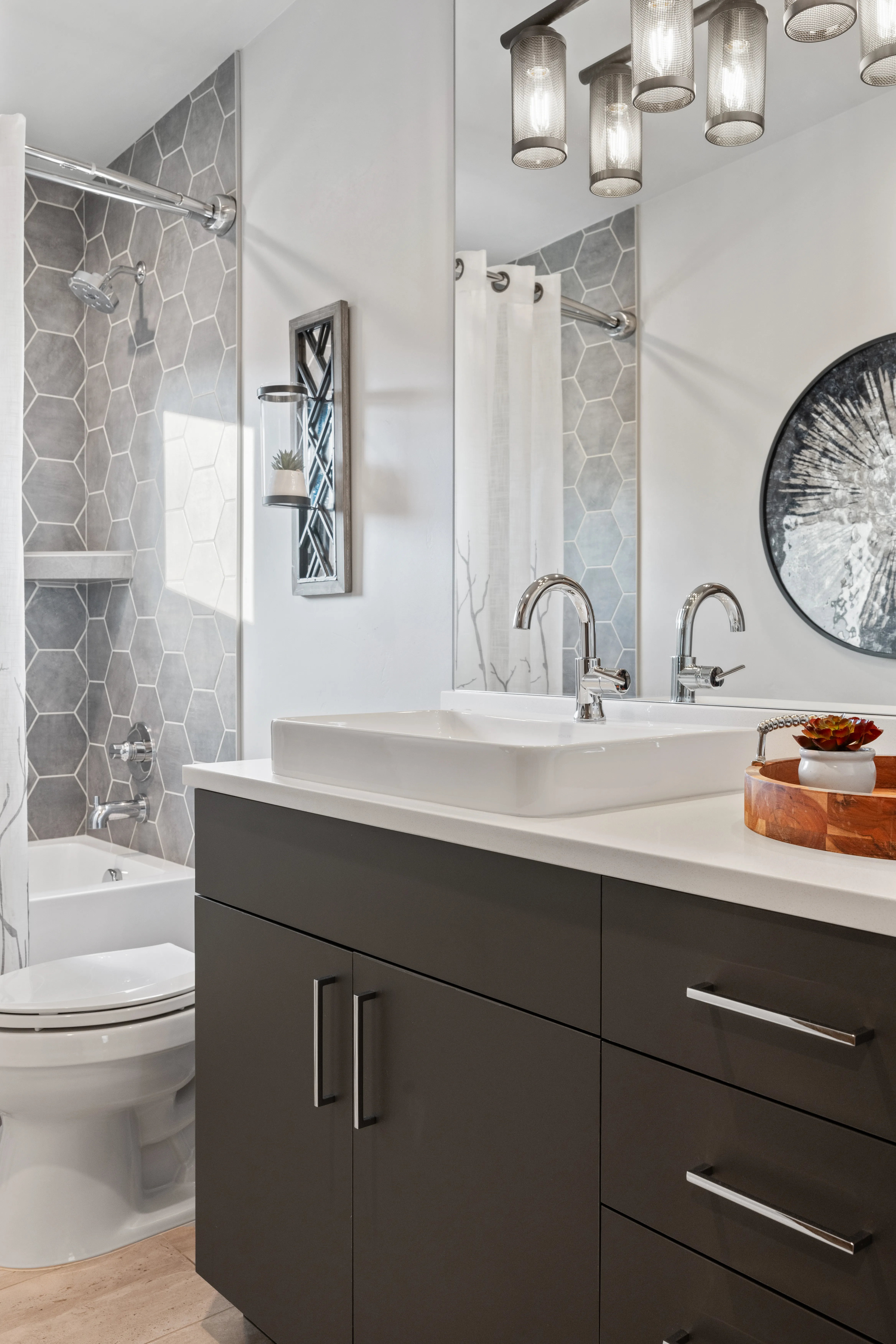 Bathroom 3 - Image 2