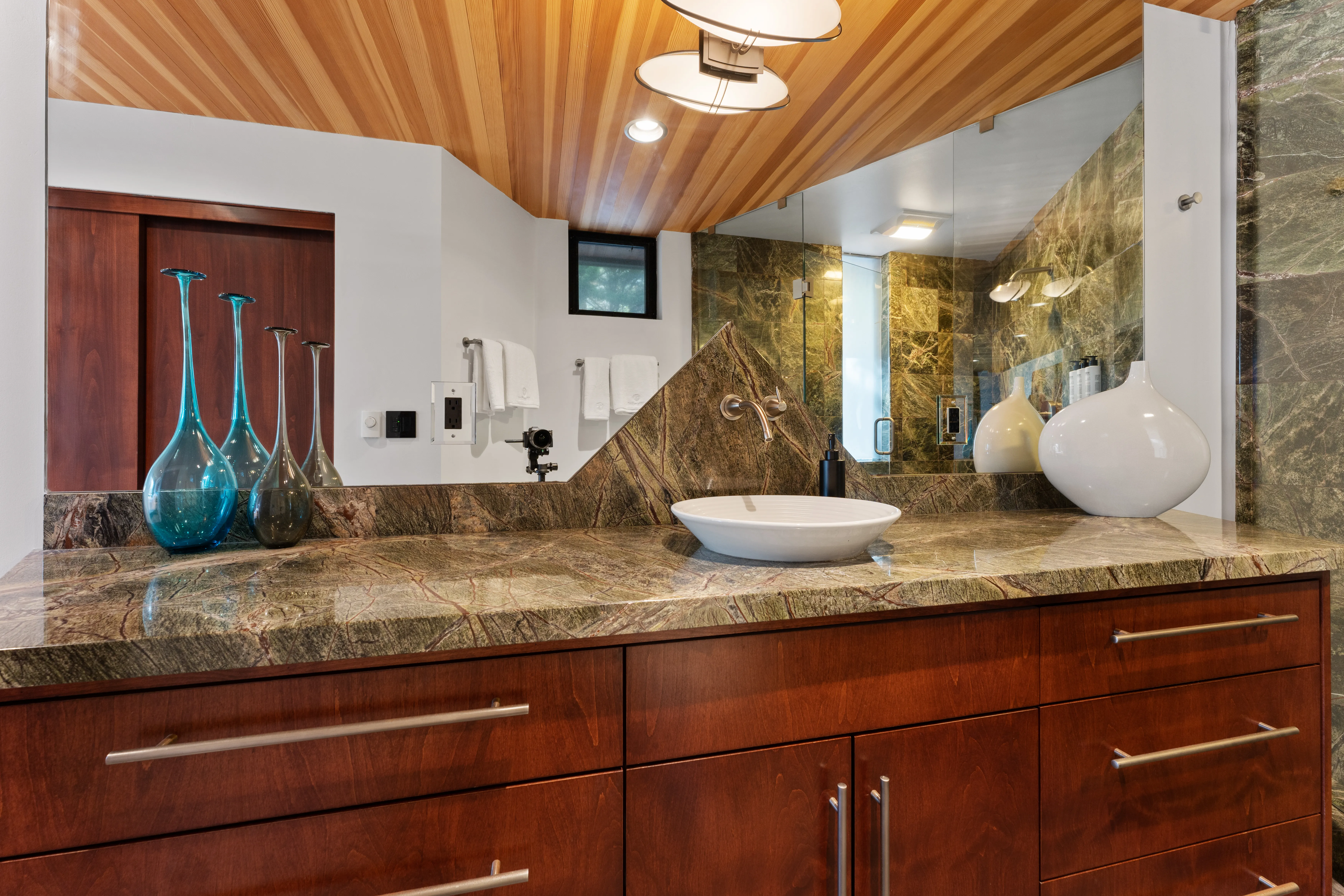 Bathroom 1 - Image 3