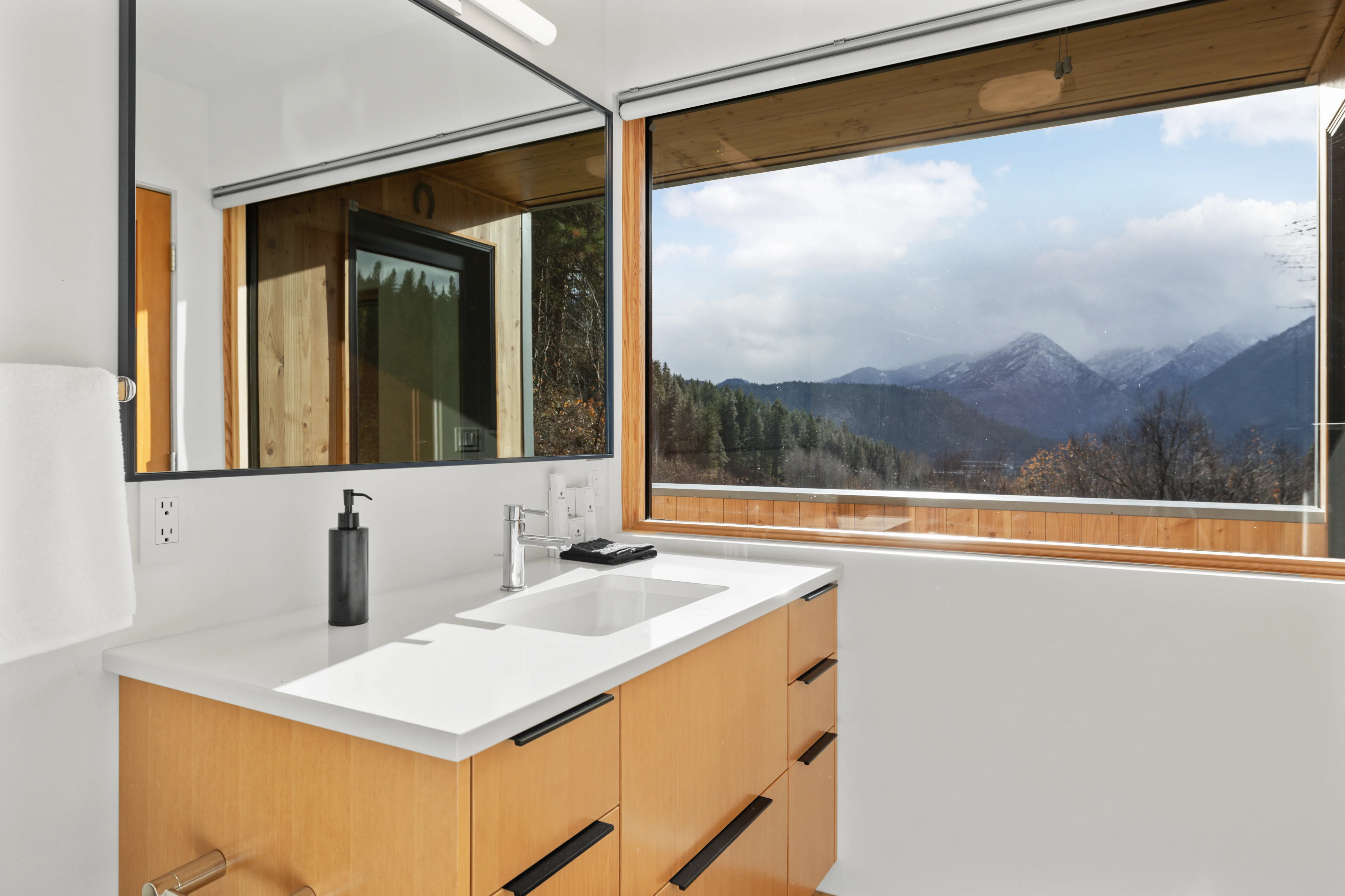 Bathroom 2 - Image 3