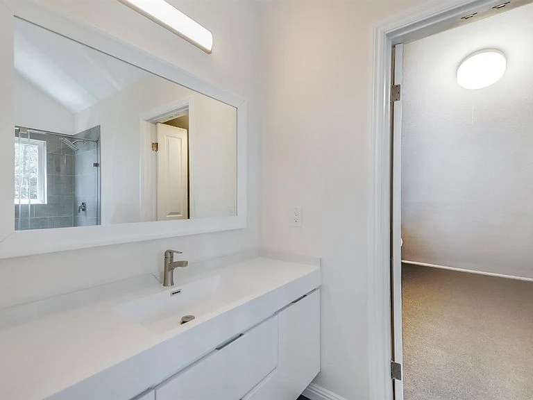 Bathroom 4 - Image 2