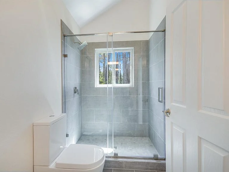 Bathroom 4 - Image 1