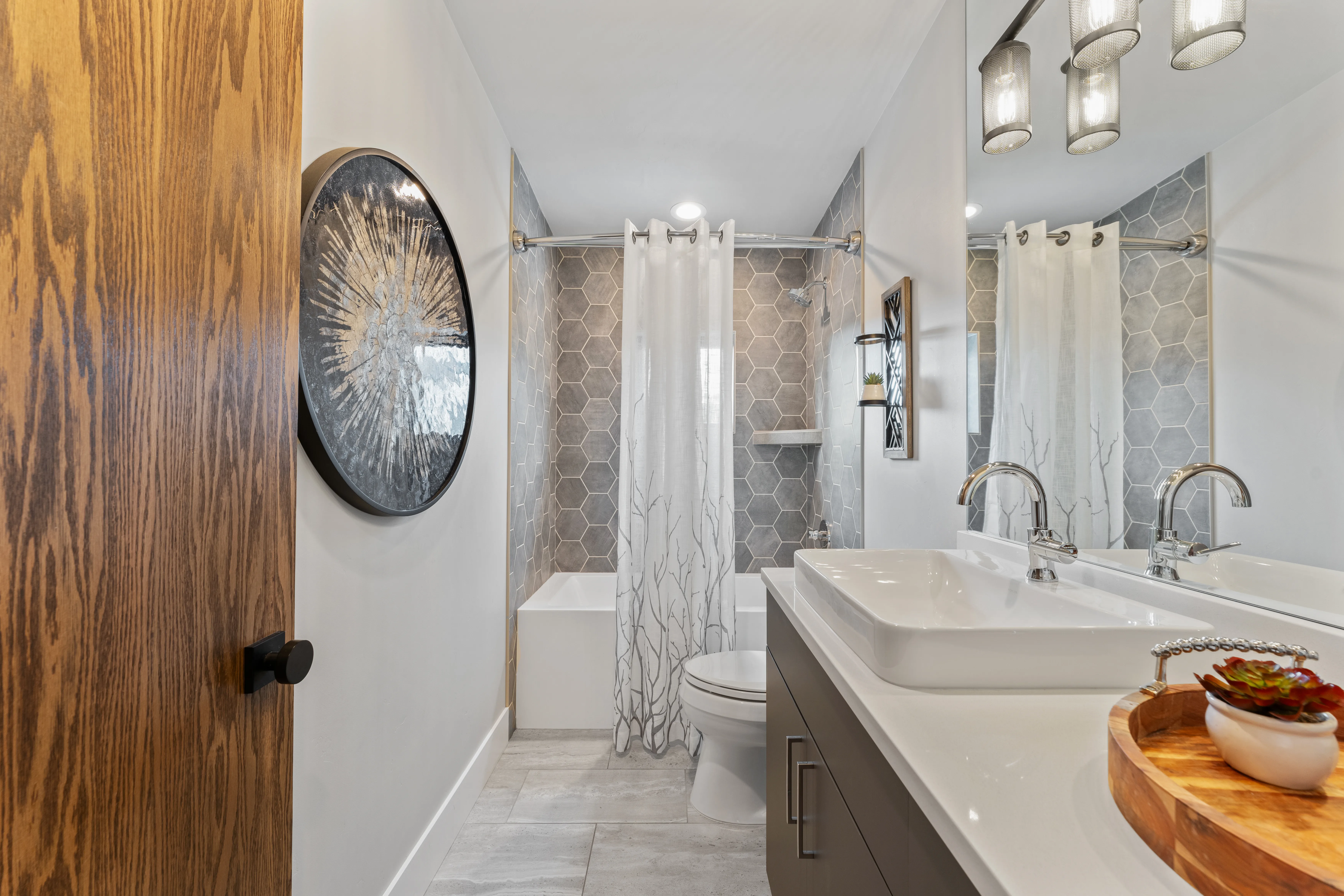 Bathroom 4 - Image 2