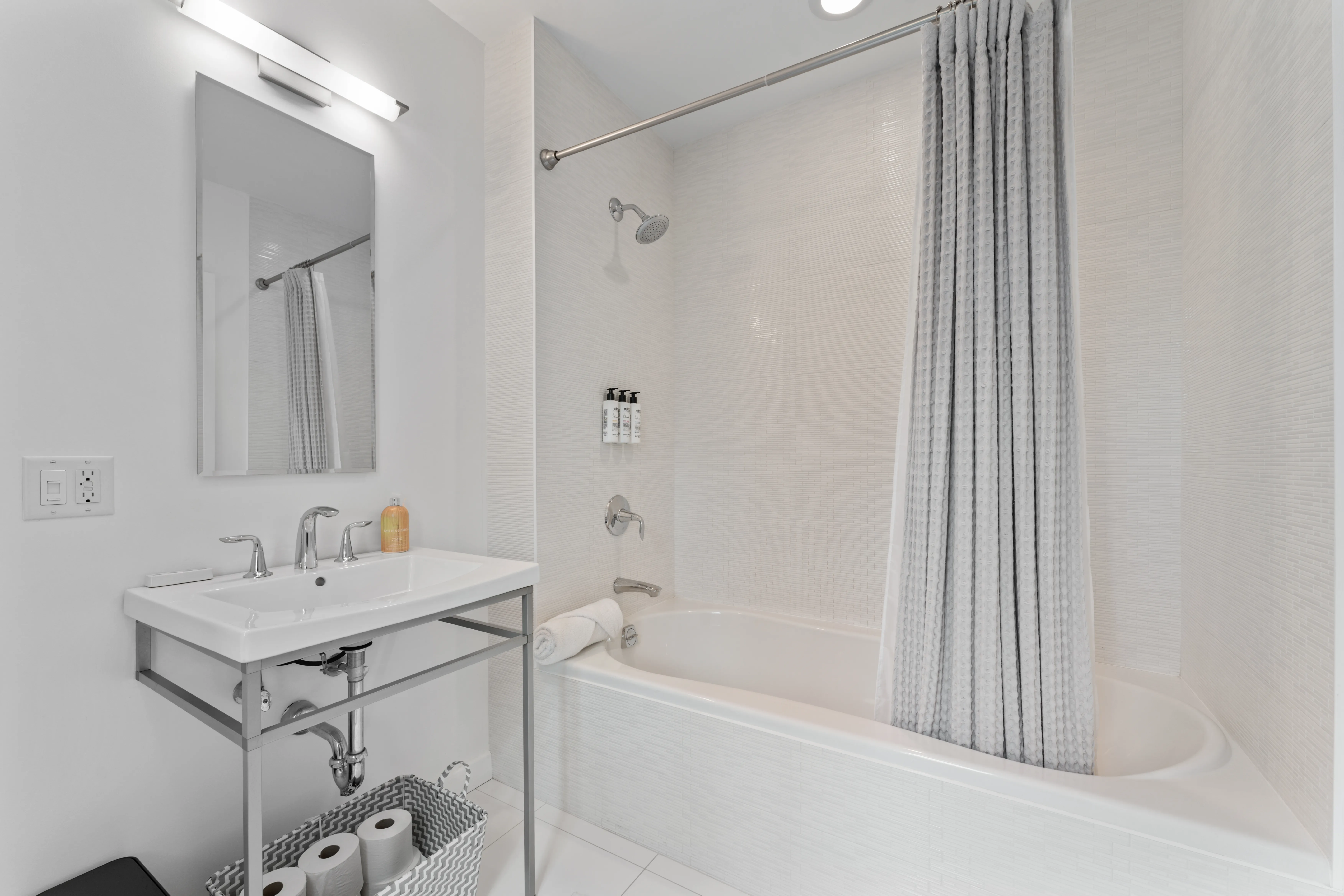 Bathroom 2 - Image 5