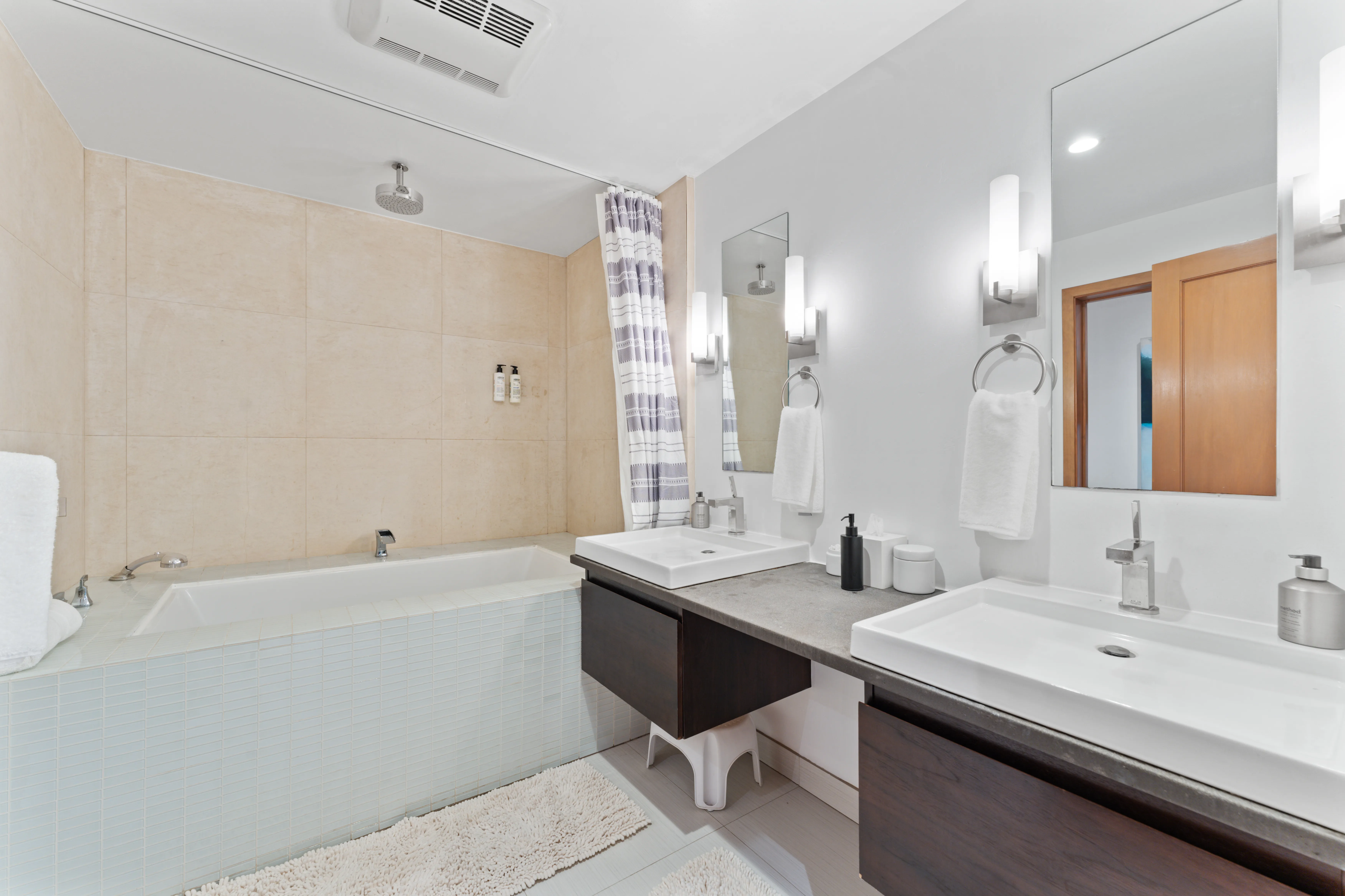 Bathroom 4 - Image 1