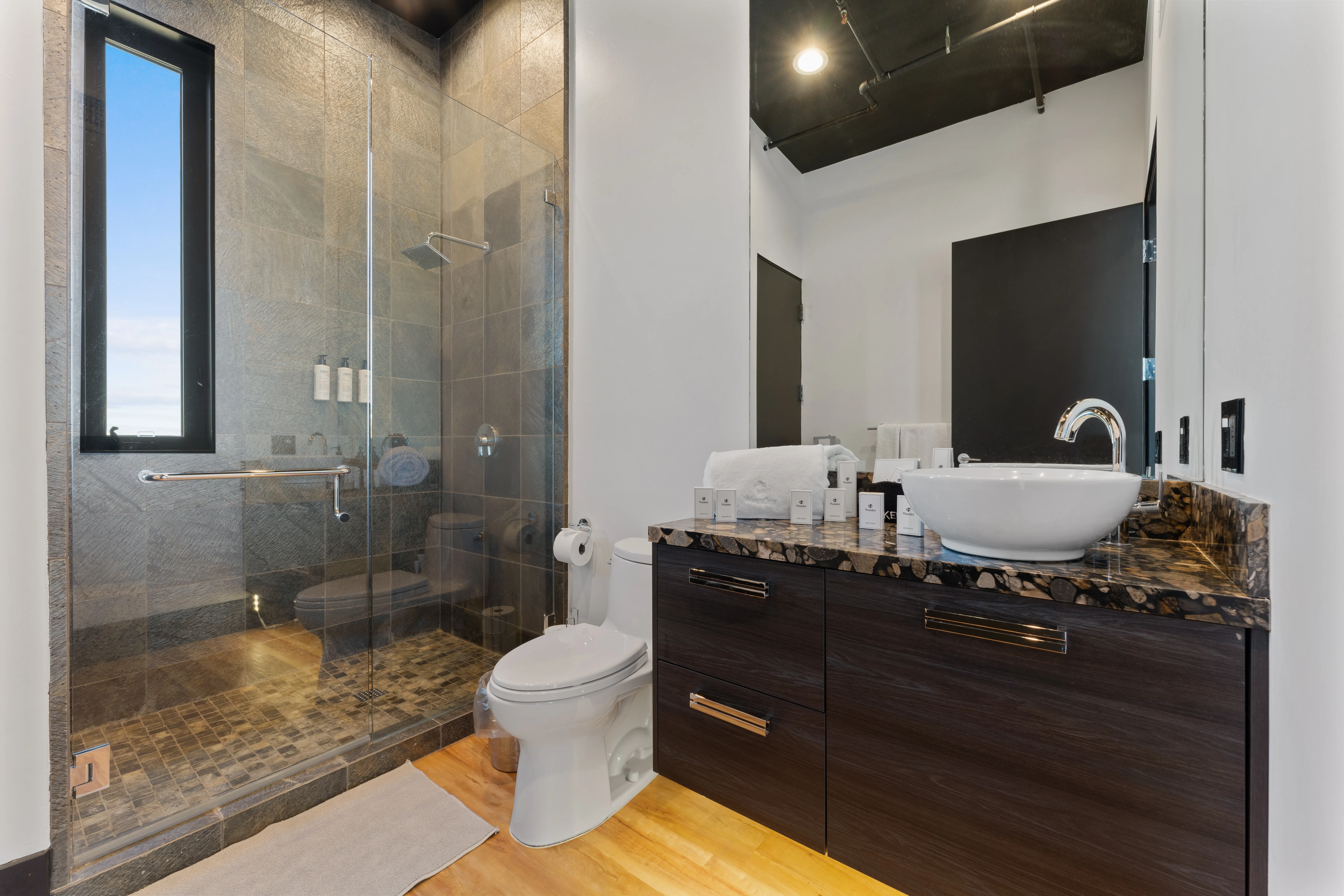 Bathroom 2 - Image 4