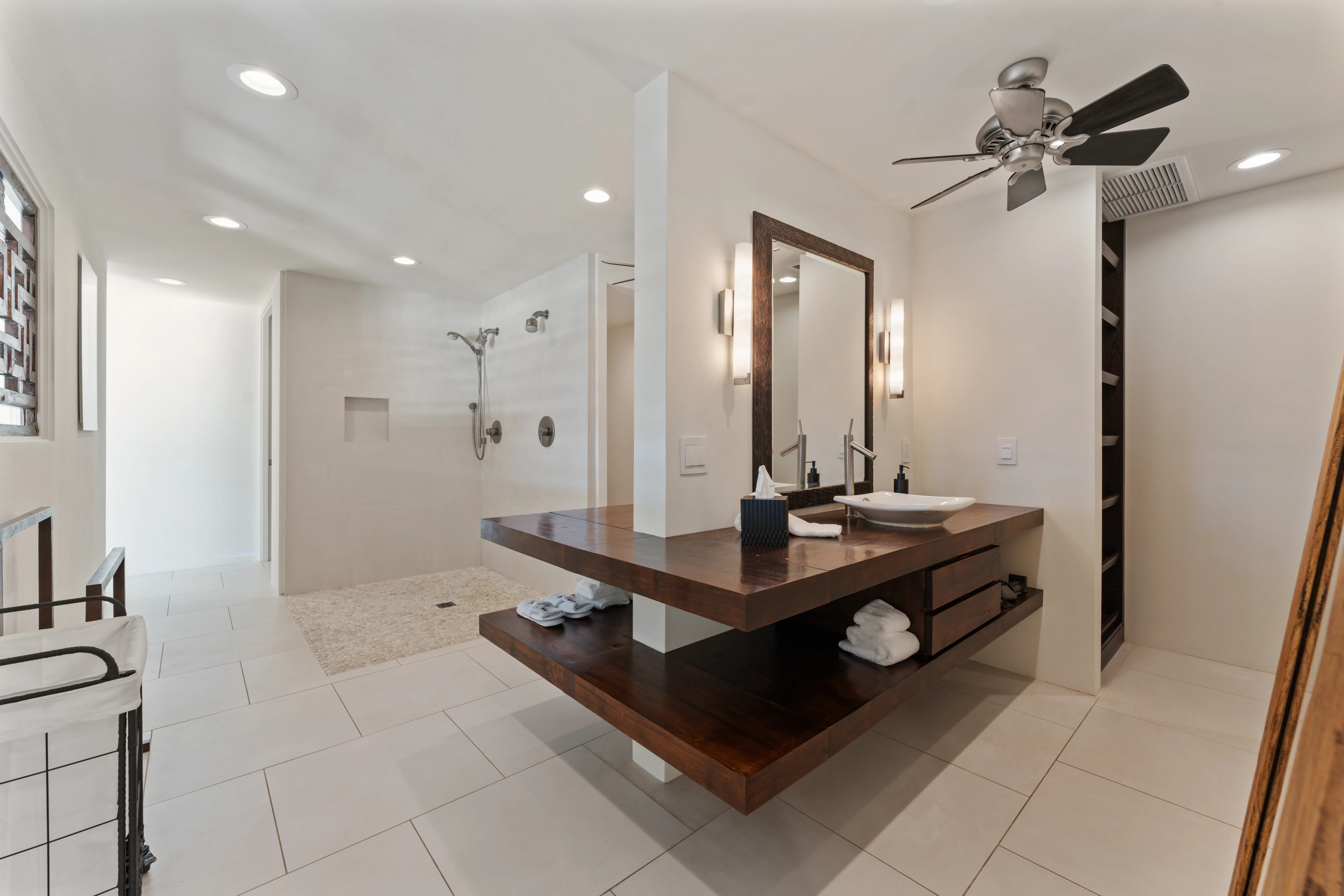 Bathroom 4 - Image 3