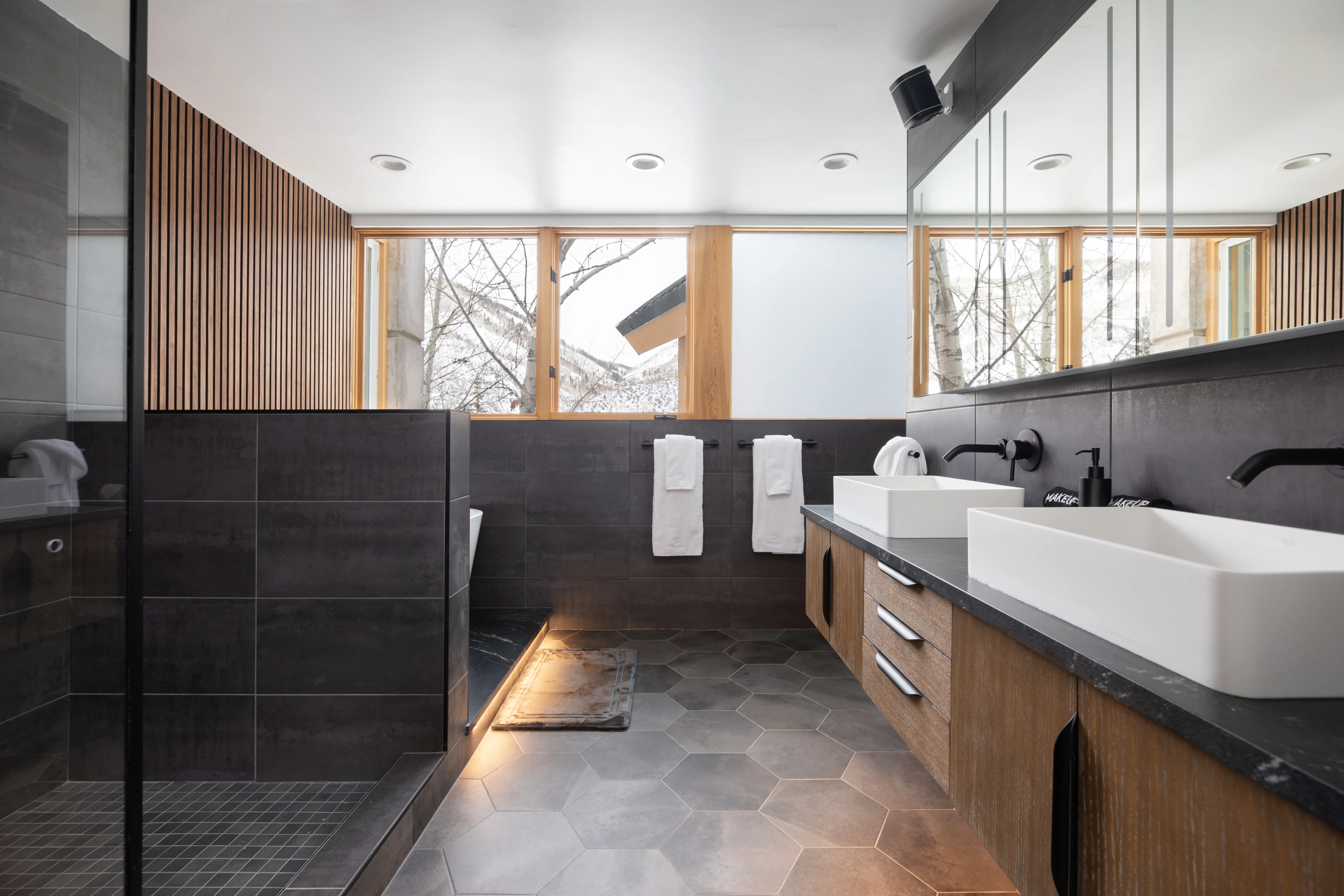 Bathroom 1 - Image 5