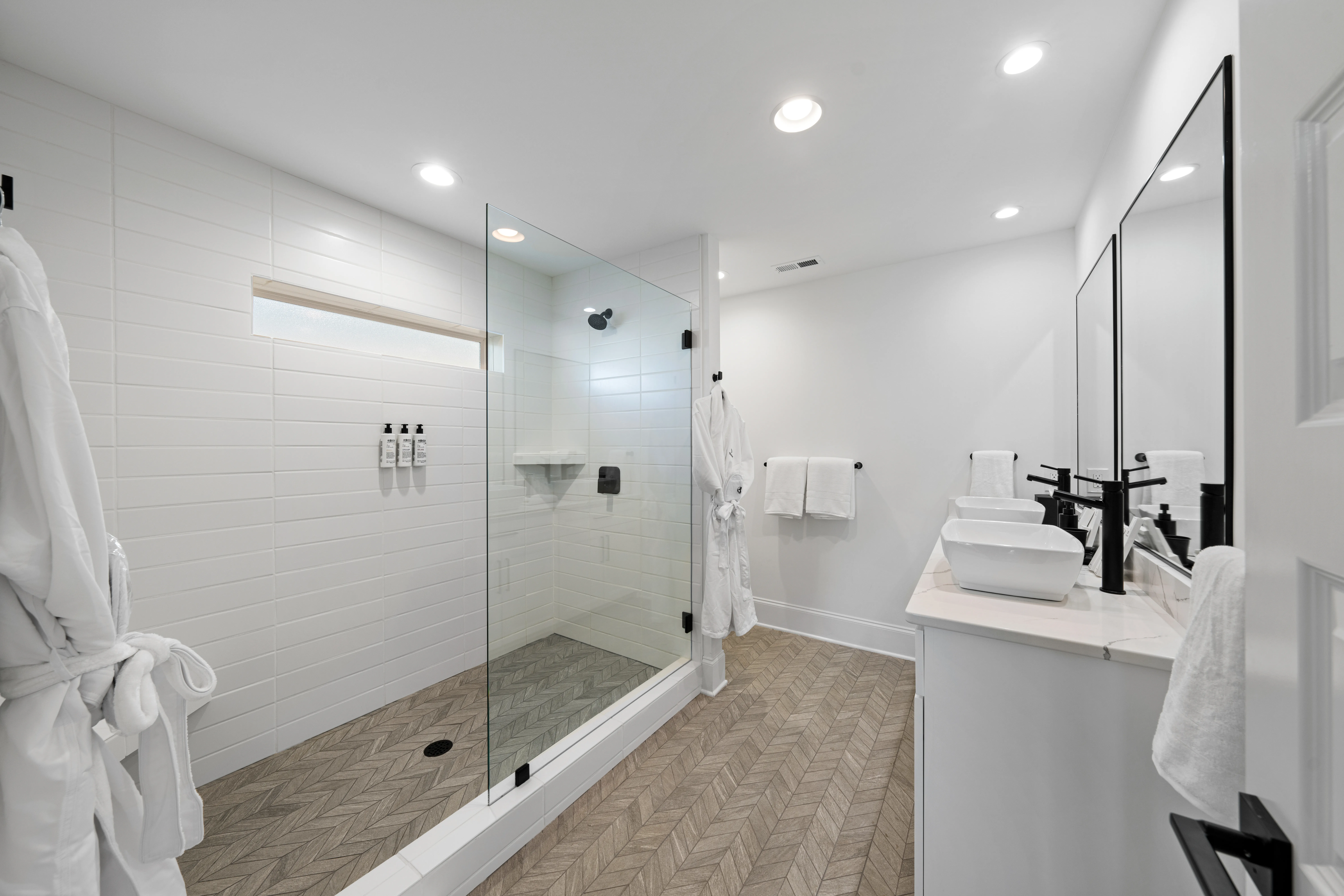 Bathroom 1 - Image 3