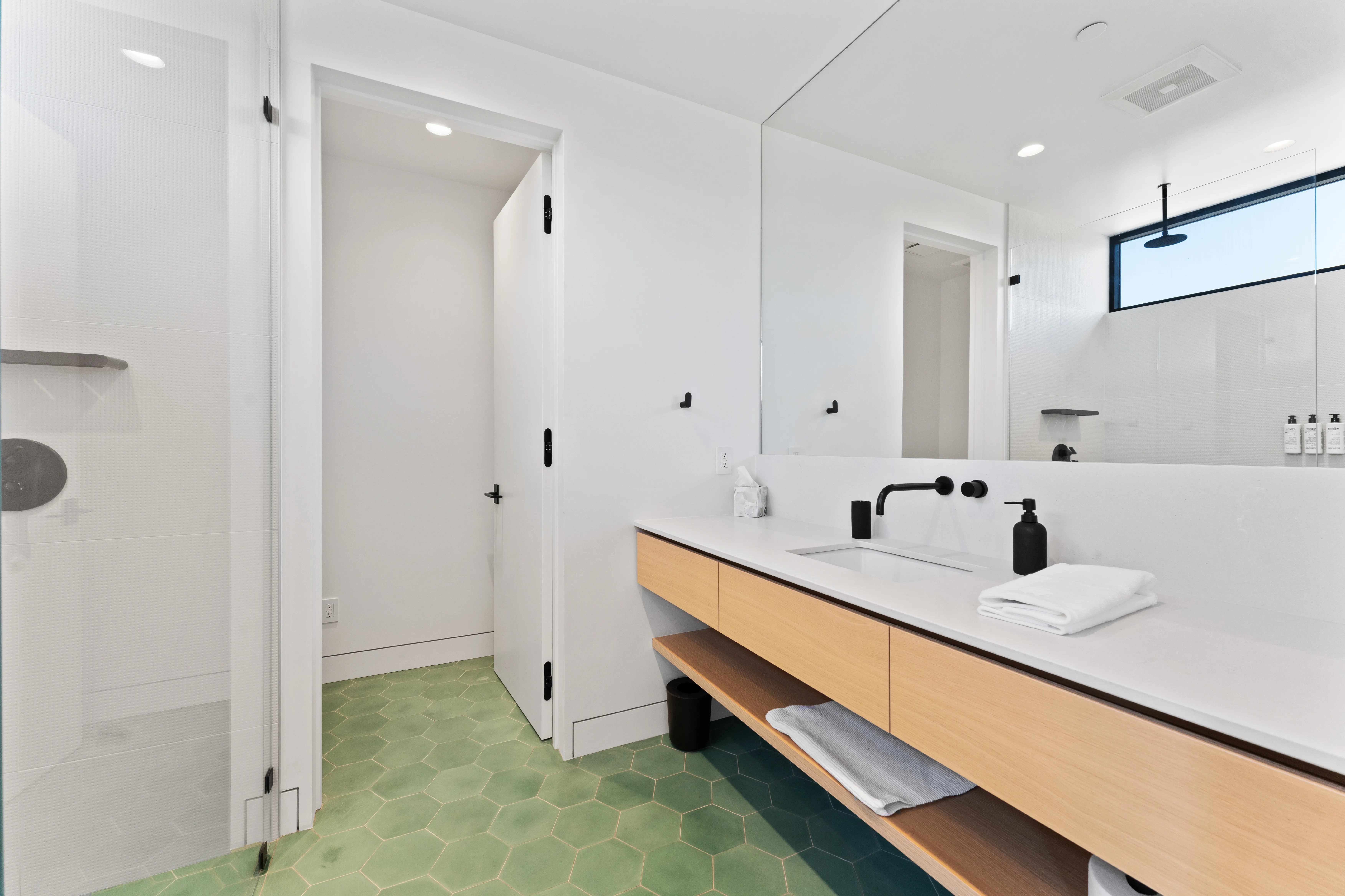 Bathroom 3 - Image 2