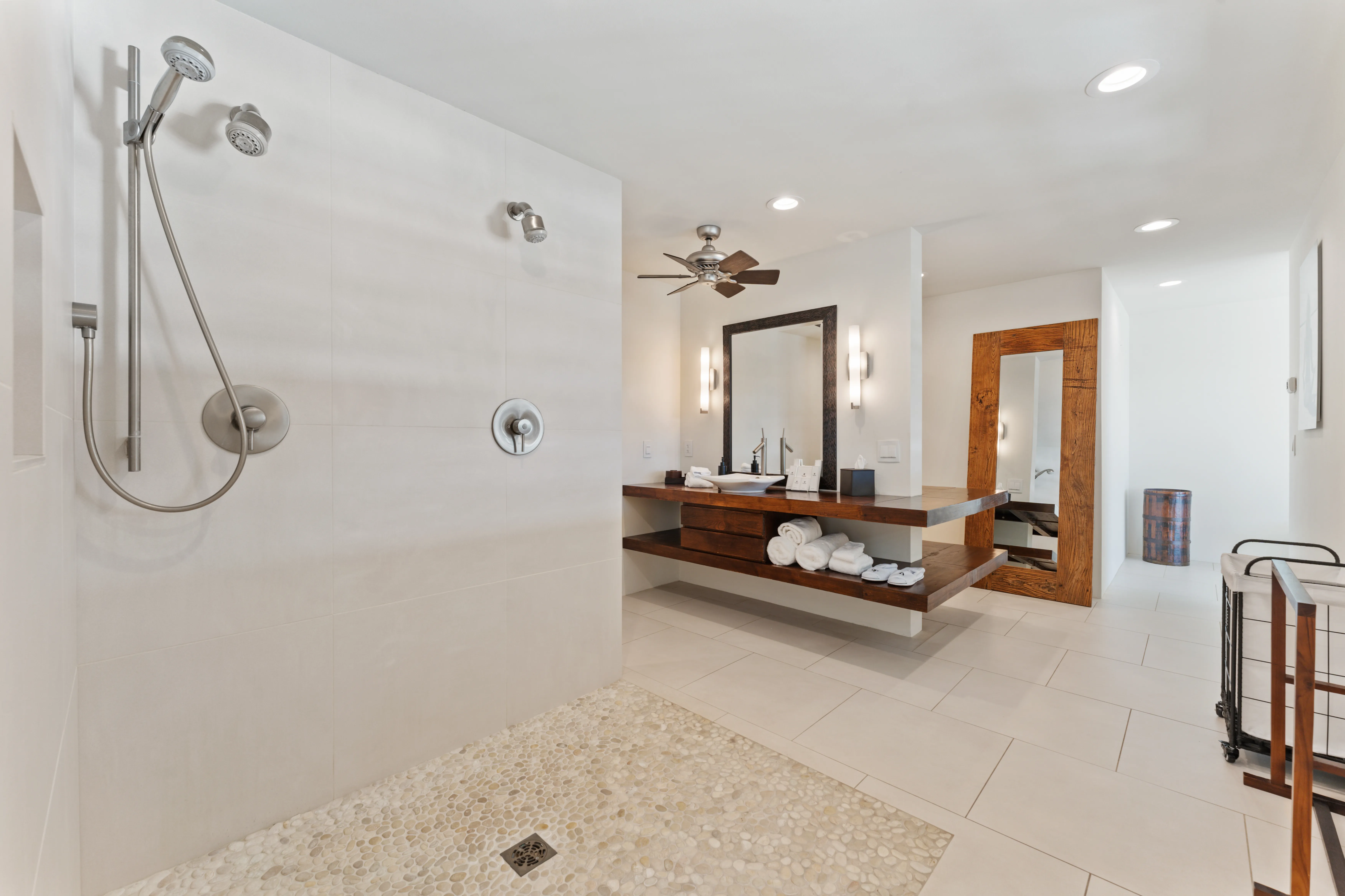 Bathroom 1 - Image 3