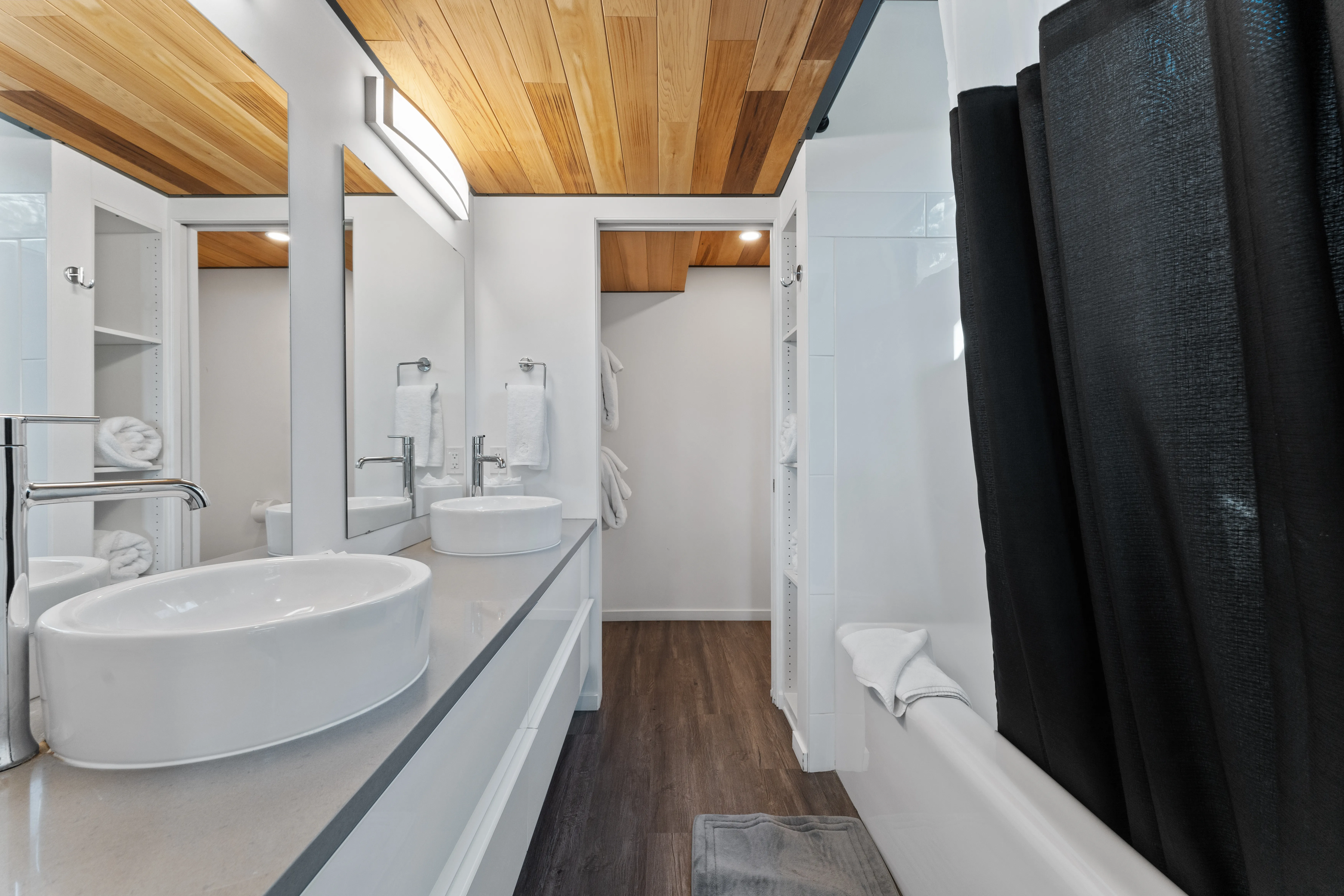 Bathroom 2 - Image 4