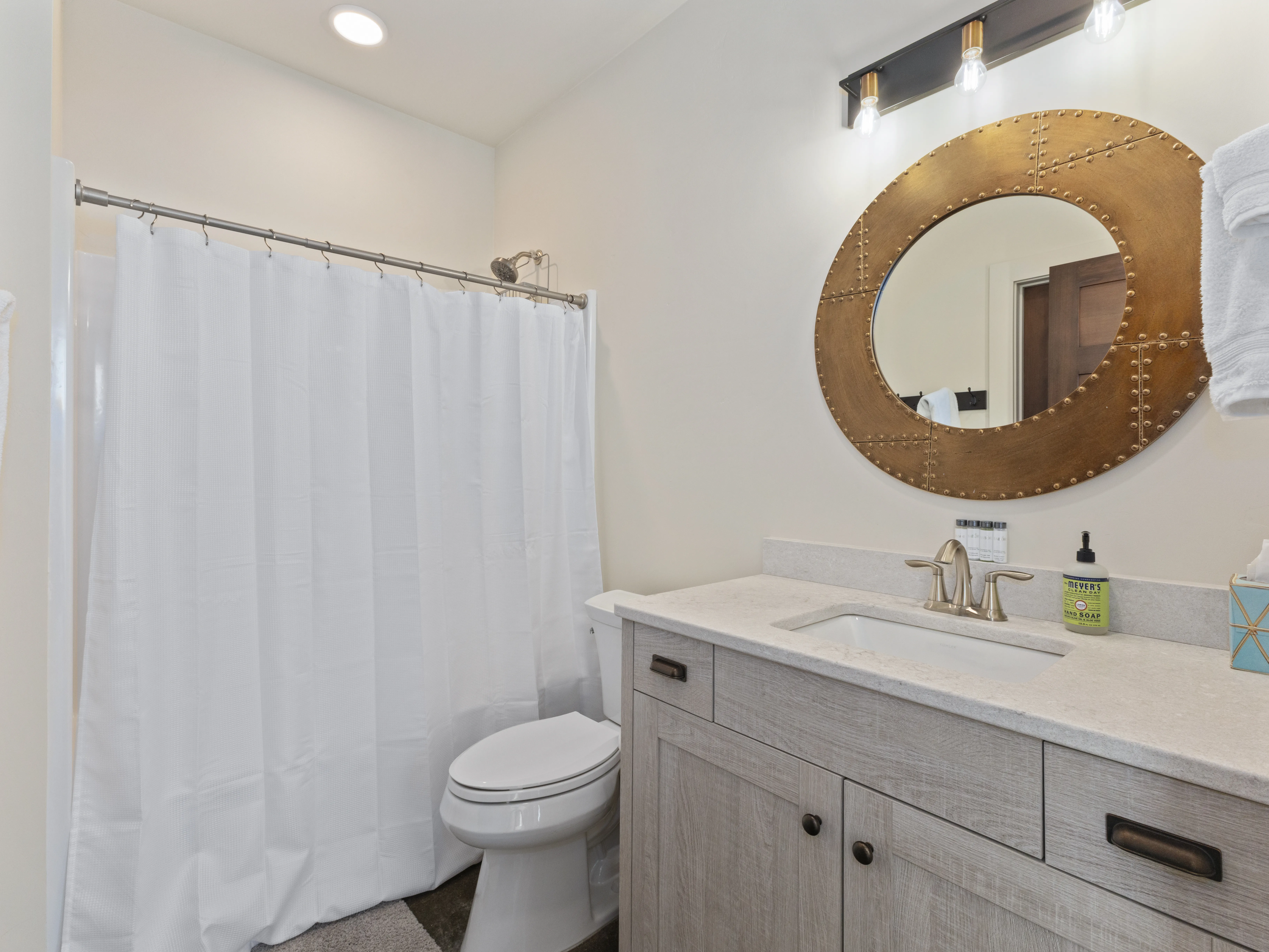 Bathroom 3 - Image 2