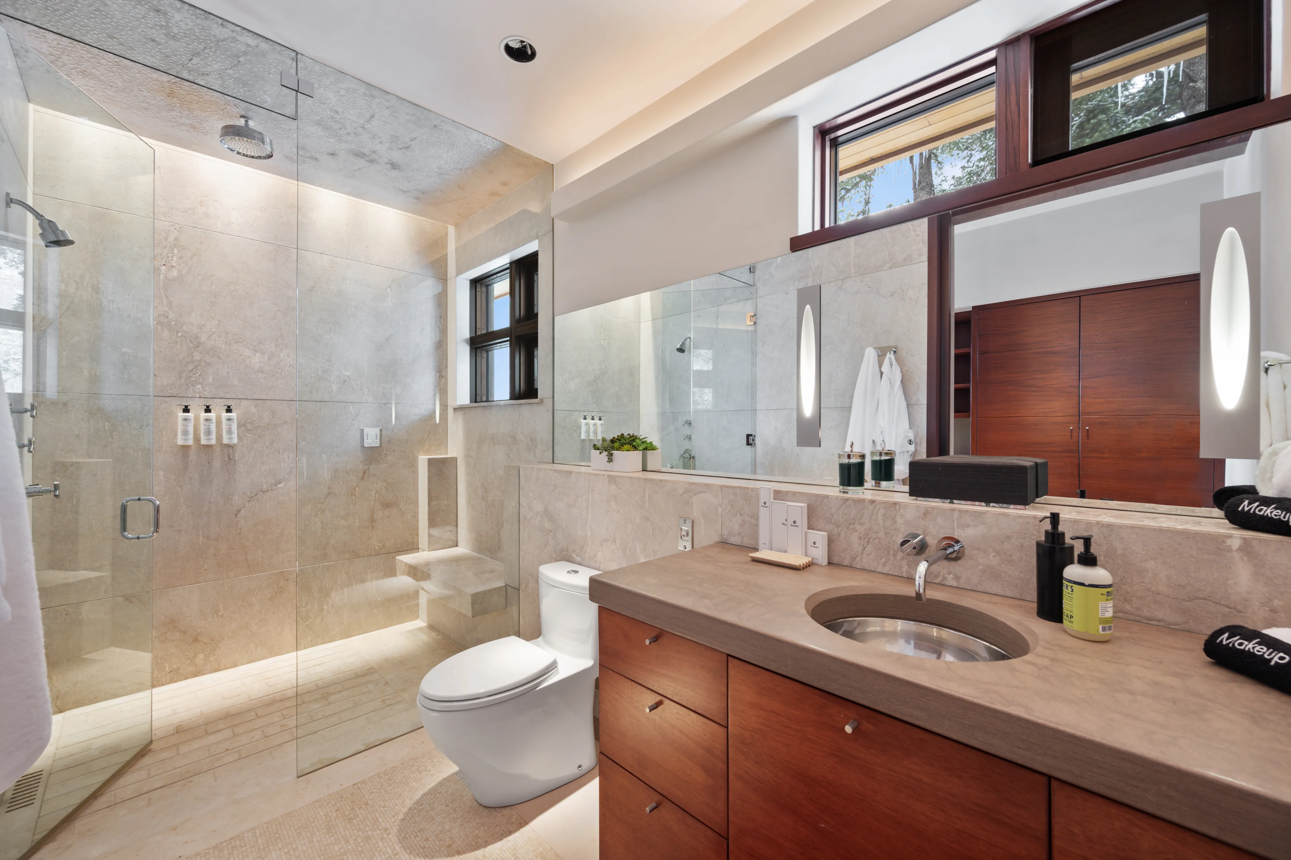 Bathroom 1 - Image 3